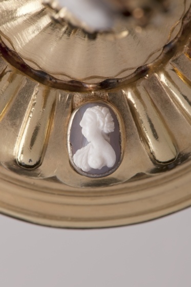 Kameo auf Deckelpokal mit weiblichem Brustbild, 16./17. Jh. (Landesmuseum Württemberg, Stuttgart CC BY-SA)