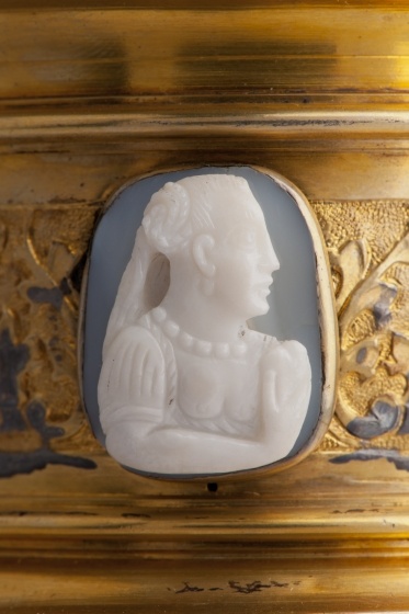Kameo auf Ziergefäß mit weiblichem Brustbild mit Herz, 16./17. Jh. (Landesmuseum Württemberg, Stuttgart CC BY-SA)