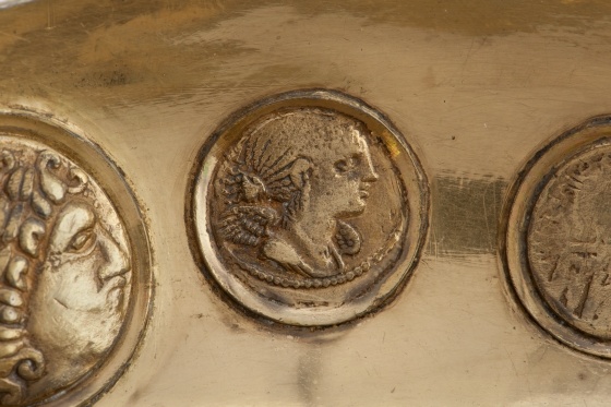 Denar des C. Valerius Flaccus mit Darstellung der Victoria und einer Adlerstandarte, 82 v. Chr. (Landesmuseum Württemberg, Stuttgart CC BY-SA)