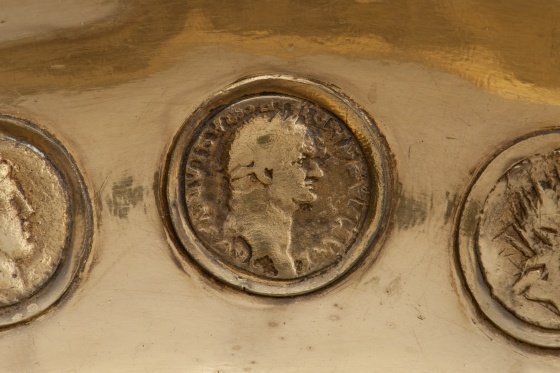 Denar des Vespasian mit Darstellung des Kaisers auf der sella curulis, 74 n. Chr. (Landesmuseum Württemberg, Stuttgart CC BY-SA)