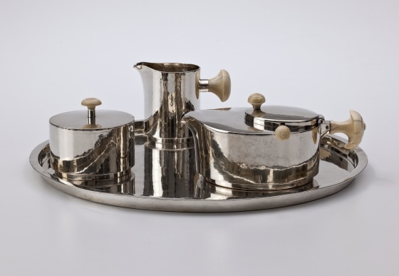 Teeservice aus Silber, gefertigt von Emmy Roth (Landesmuseum Württemberg, Stuttgart CC BY-SA)