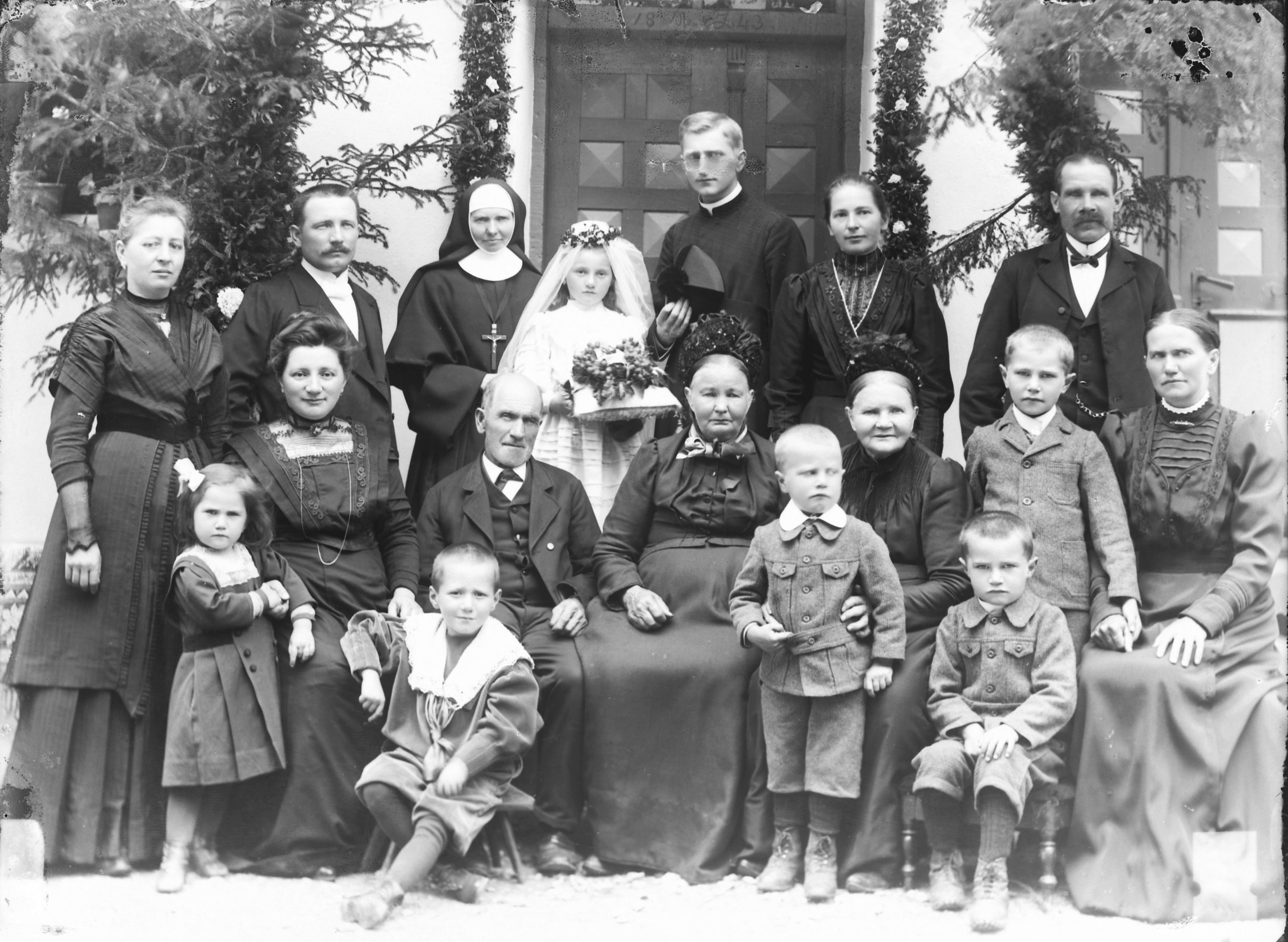 Neupriester Joseph Stephan aus Rinschheim im Kreis seiner Familie (Bezirksmuseum Buchen CC BY-NC-SA)