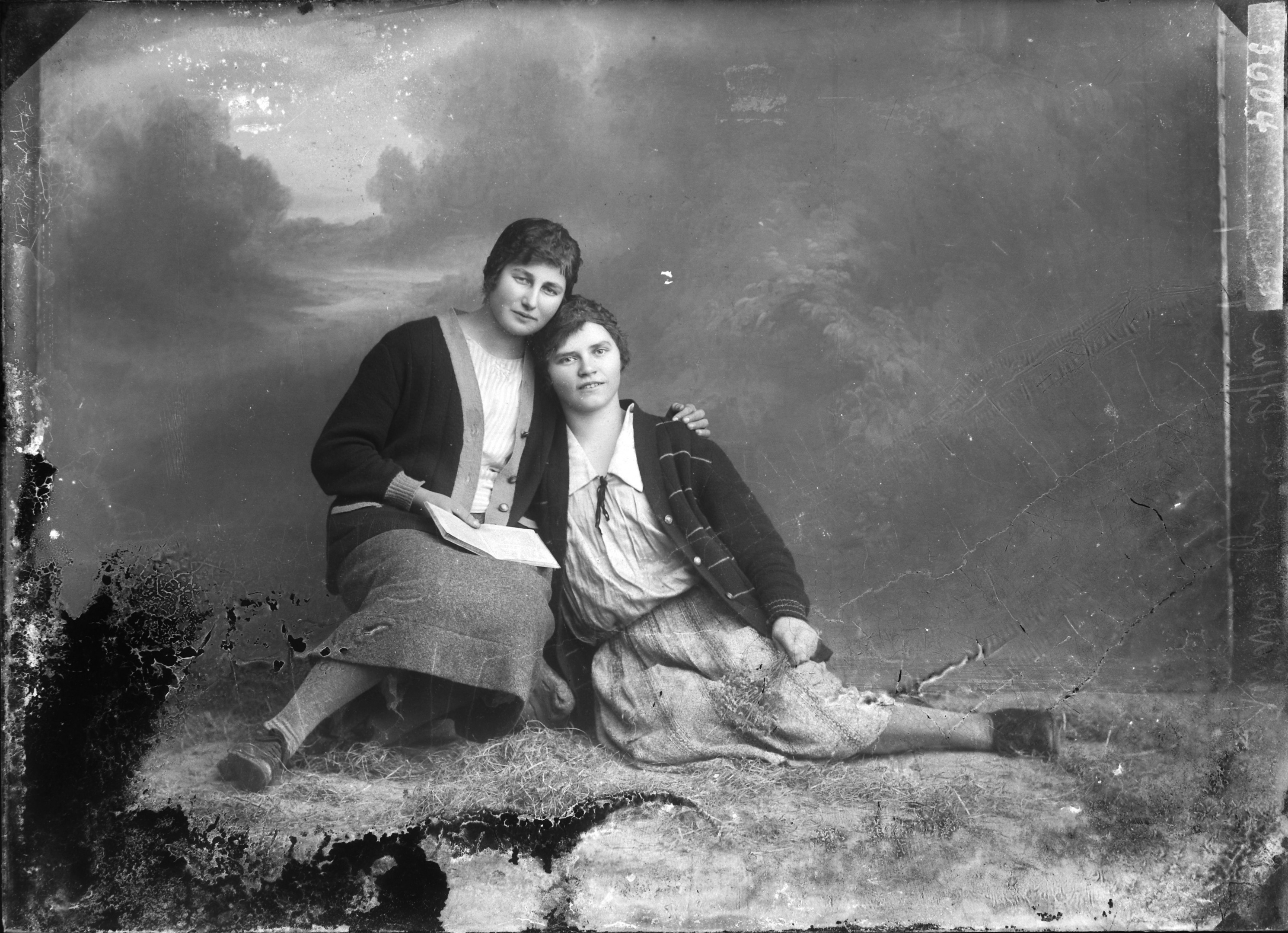 Zwei junge Damen liegend (2) (Bezirksmuseum Buchen CC BY-NC-SA)