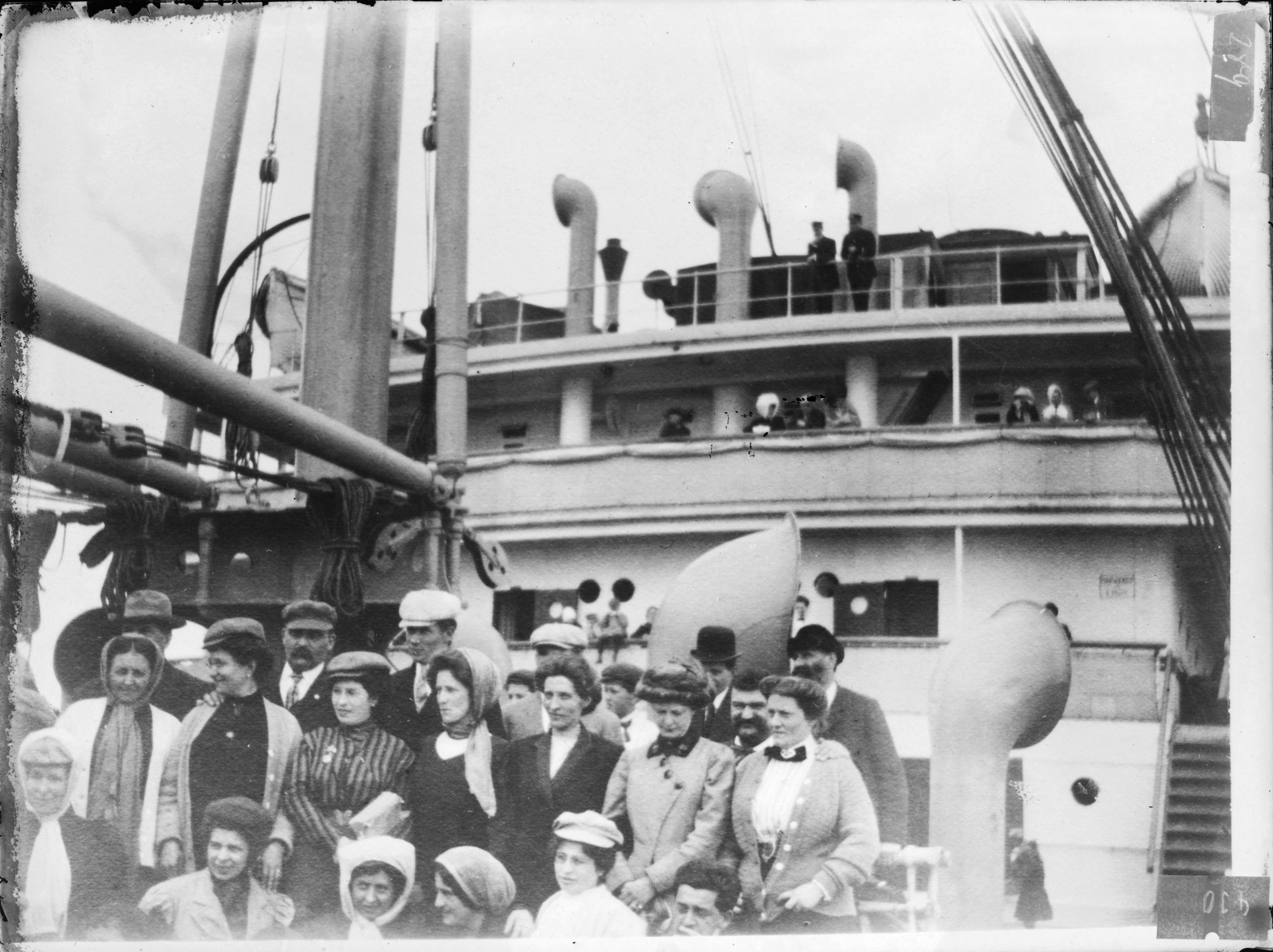 Auswanderer auf Schiff (Bezirksmuseum Buchen CC BY-NC-SA)