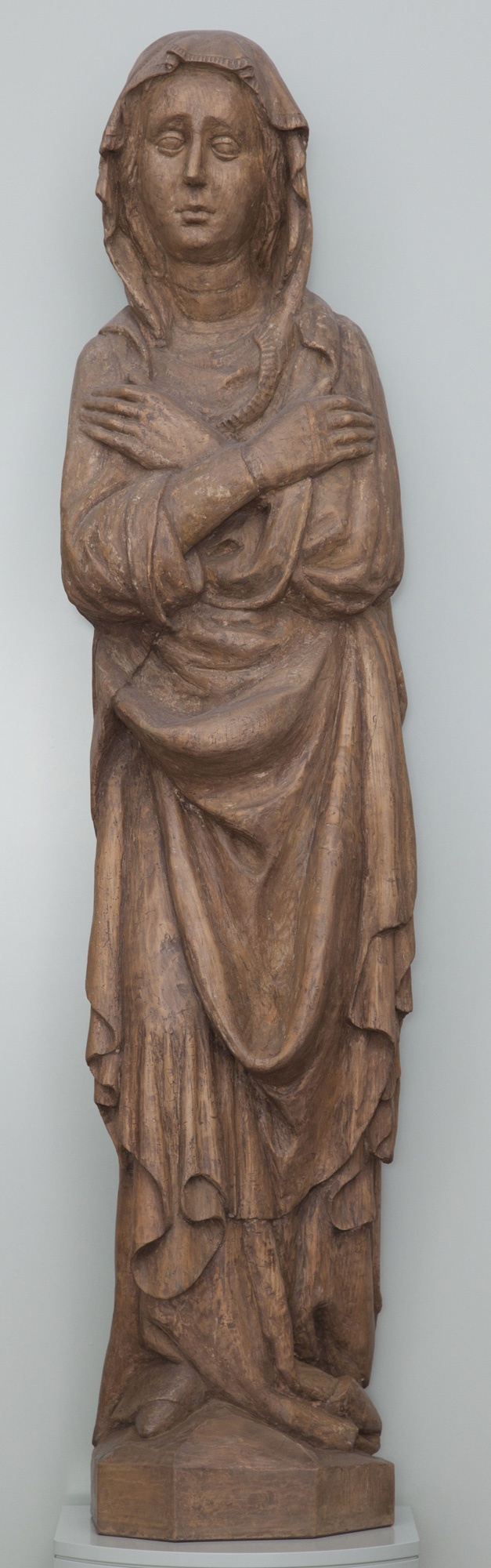Skulptur: Eine der vier trauernden Frauen (frühere Deutung: Maria in der Erwartung) (Dominikanermuseum Rottweil CC BY-NC-SA)
