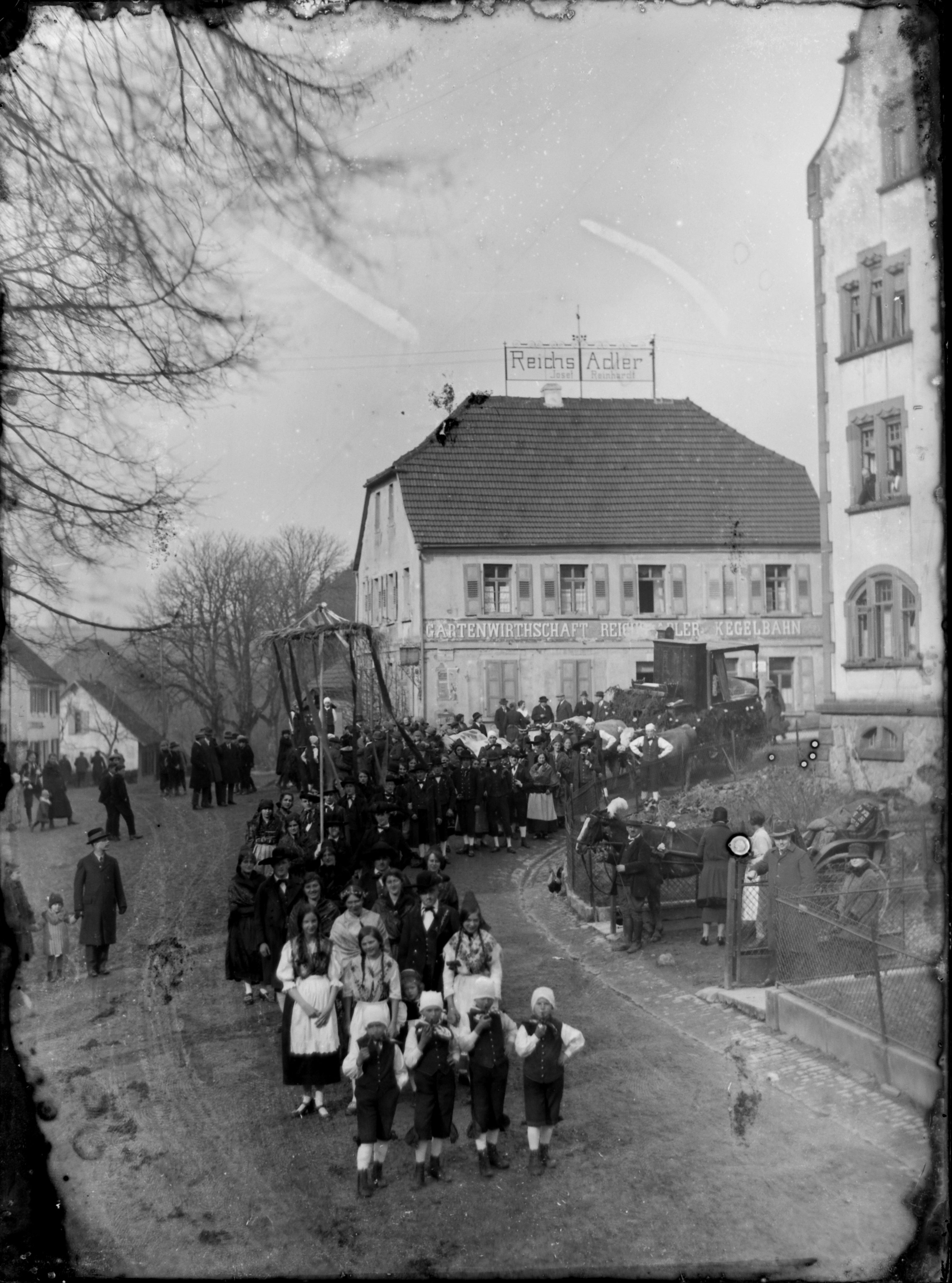 FG Narhalla Hochzeitszug, Reichsadler und Hochhäuser (Bezirksmuseum Buchen CC BY-NC-SA)