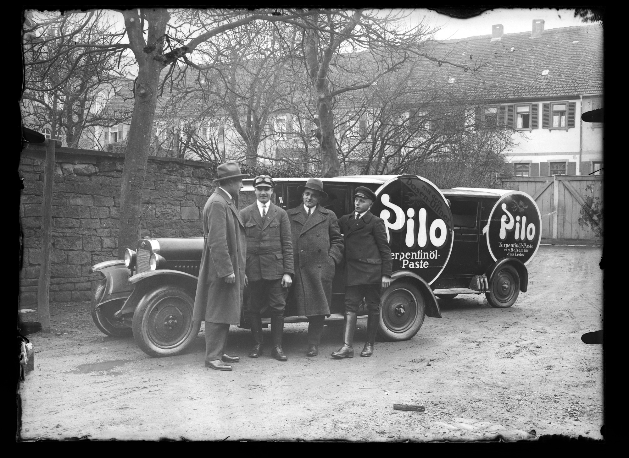Werbefahrzeuge für Pilo-Schuhcreme (Bezirksmuseum Buchen CC BY-NC-SA)
