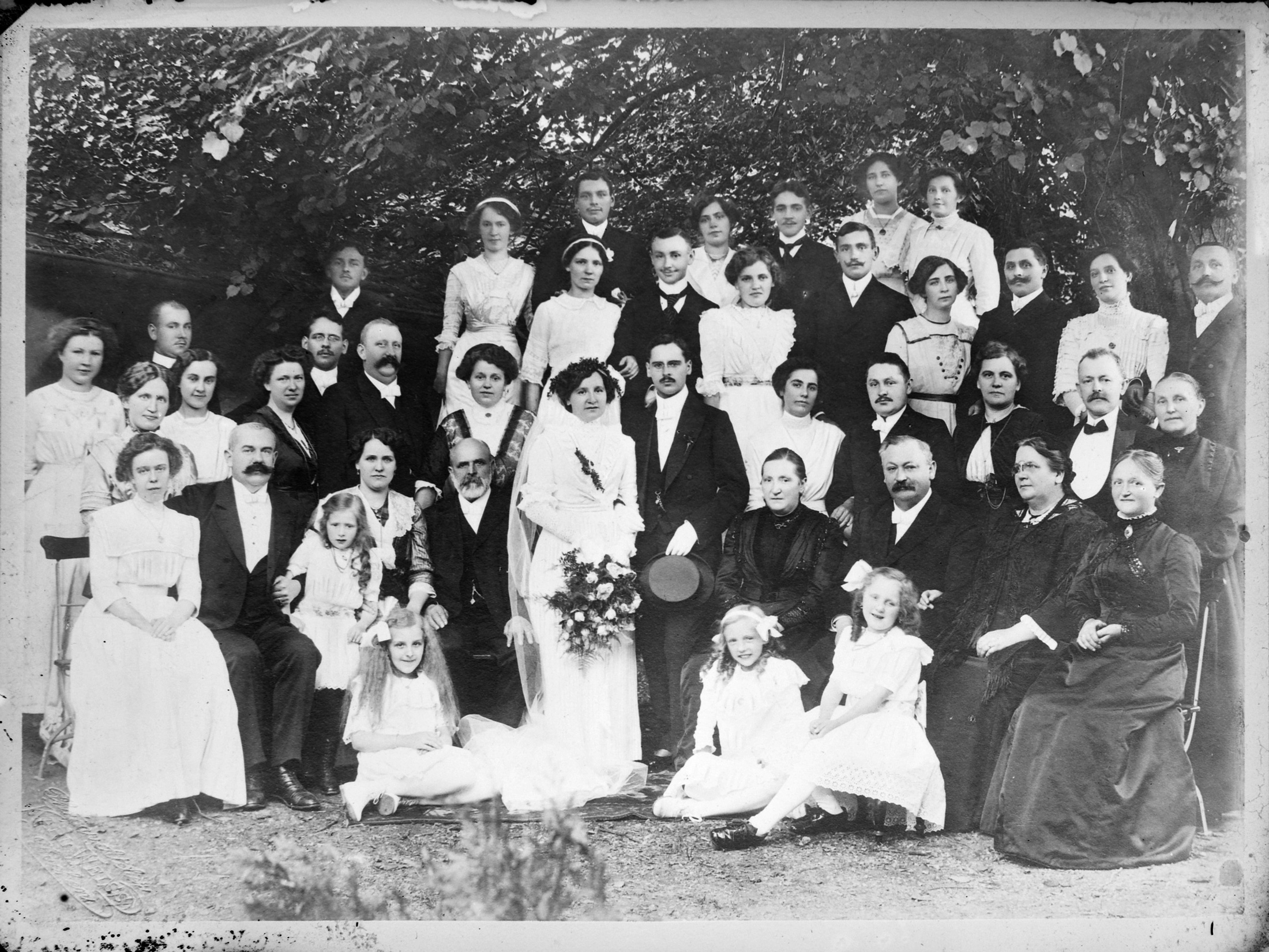 Hochzeitsgesellschaft im Freien (Bezirksmuseum Buchen CC BY-NC-SA)
