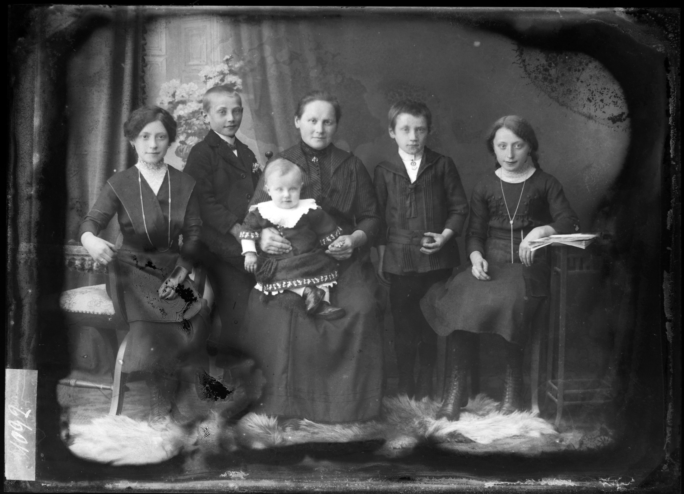 Fünf Geschwister mit Mutter und Großmutter (Bezirksmuseum Buchen CC BY-NC-SA)