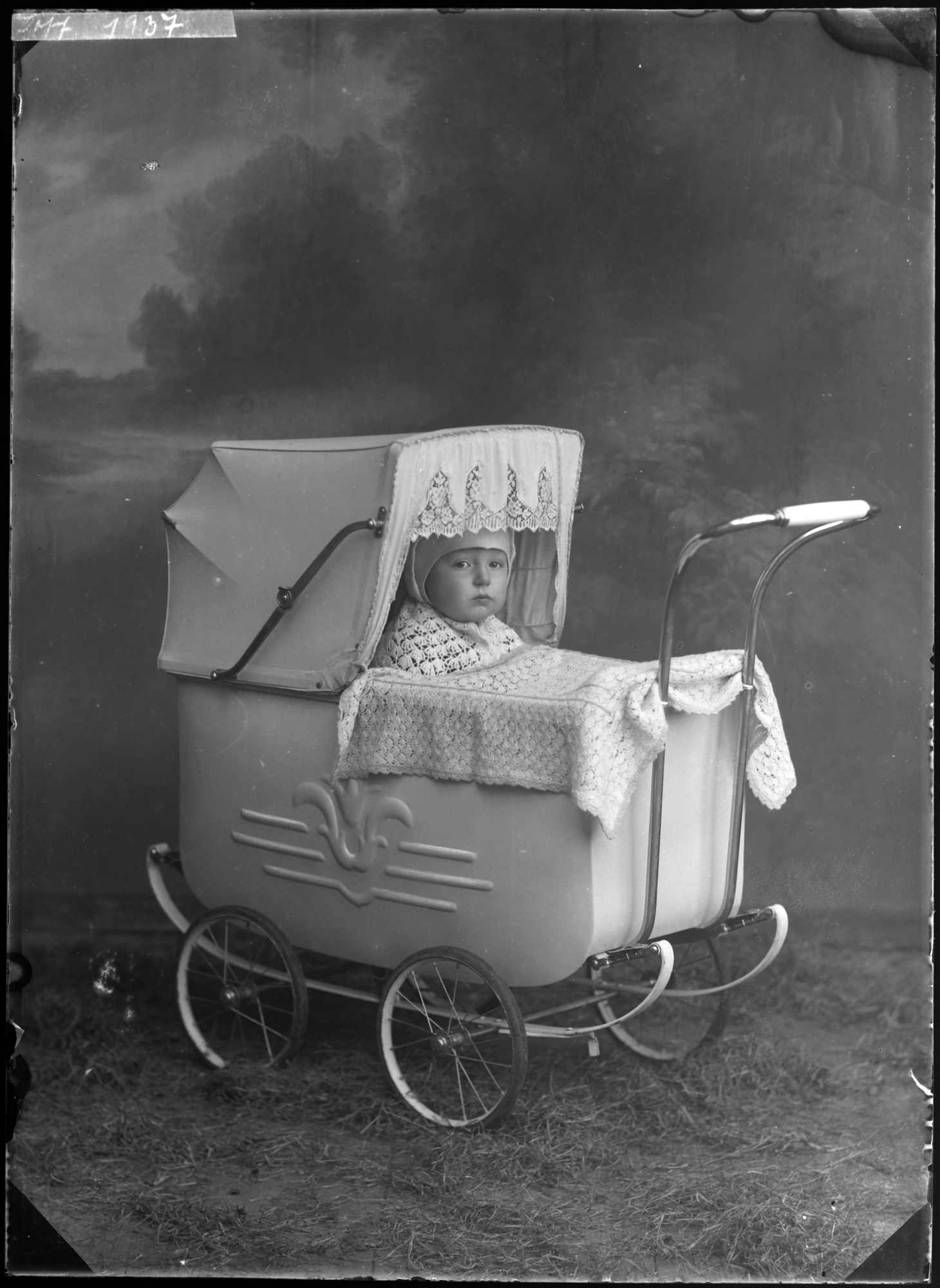 Baby im Kinderwagen (Bezirksmuseum Buchen CC BY-NC-SA)