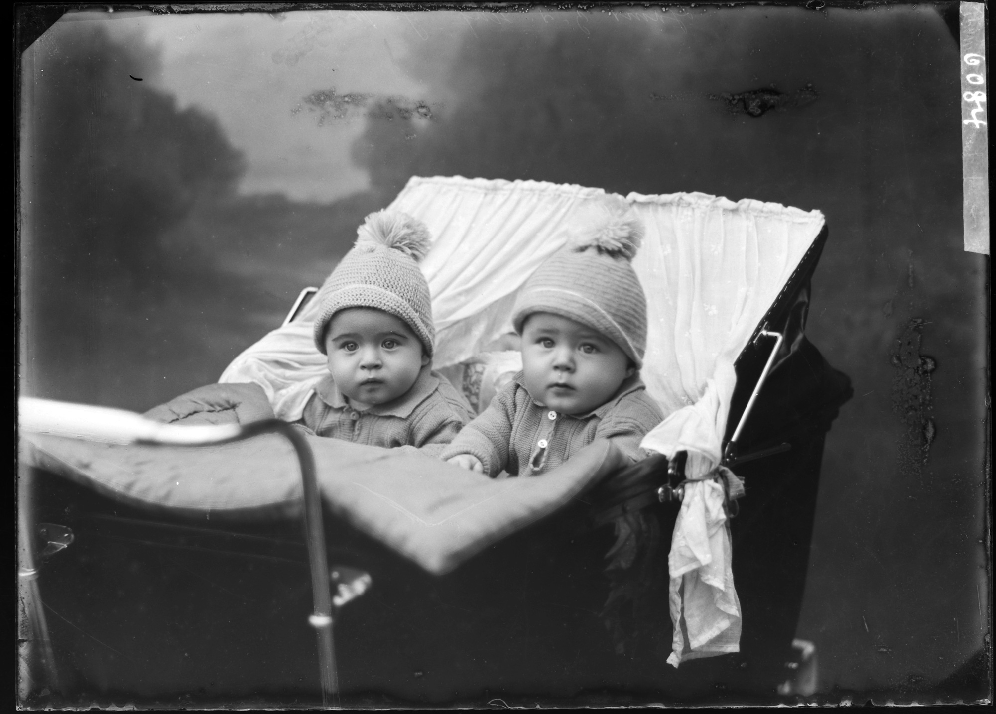 Zwillinge im Kinderwagen (Bezirksmuseum Buchen CC BY-NC-SA)