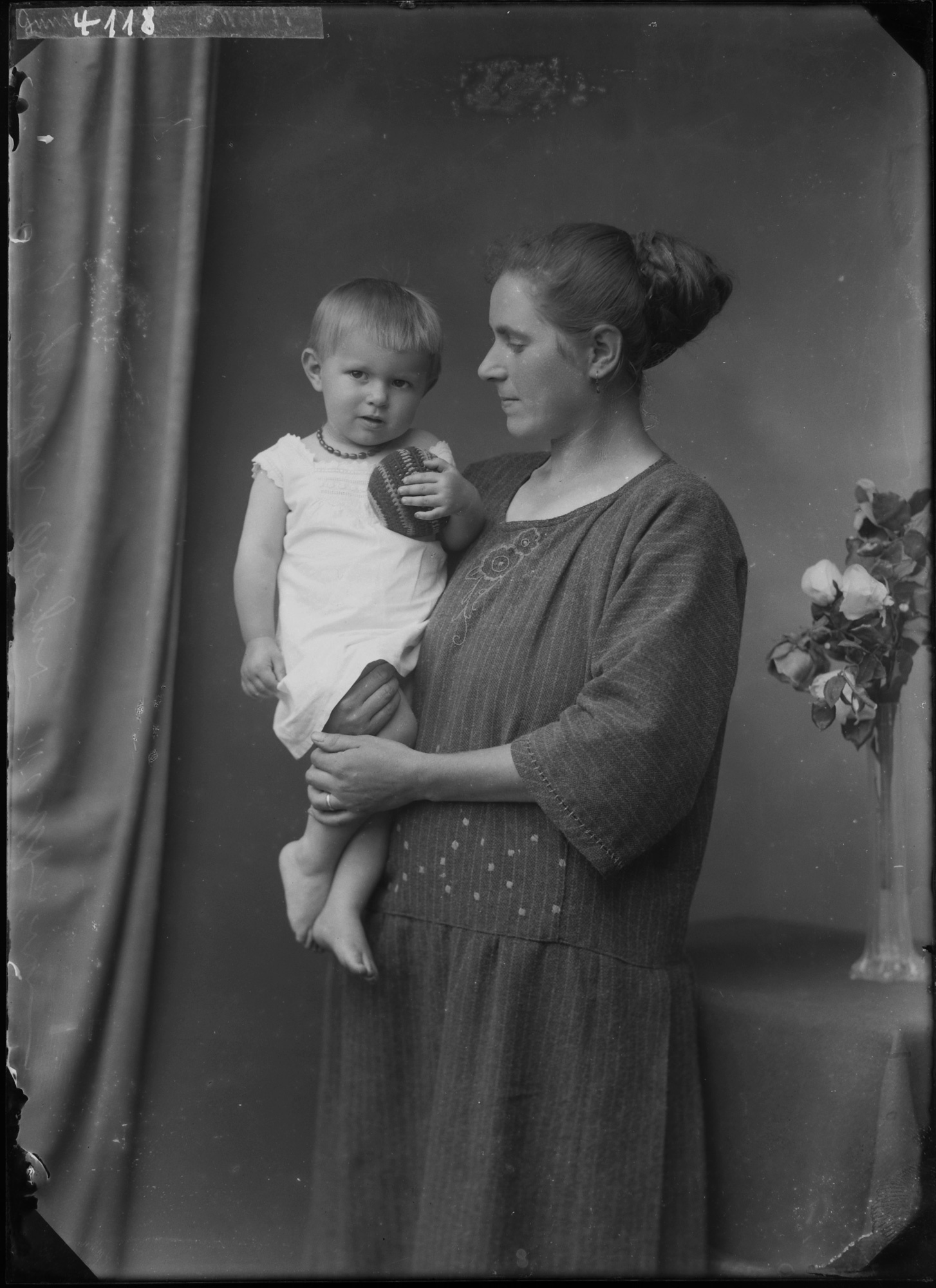 Mutter mit Kleinkind (Bezirksmuseum Buchen CC BY-NC-SA)