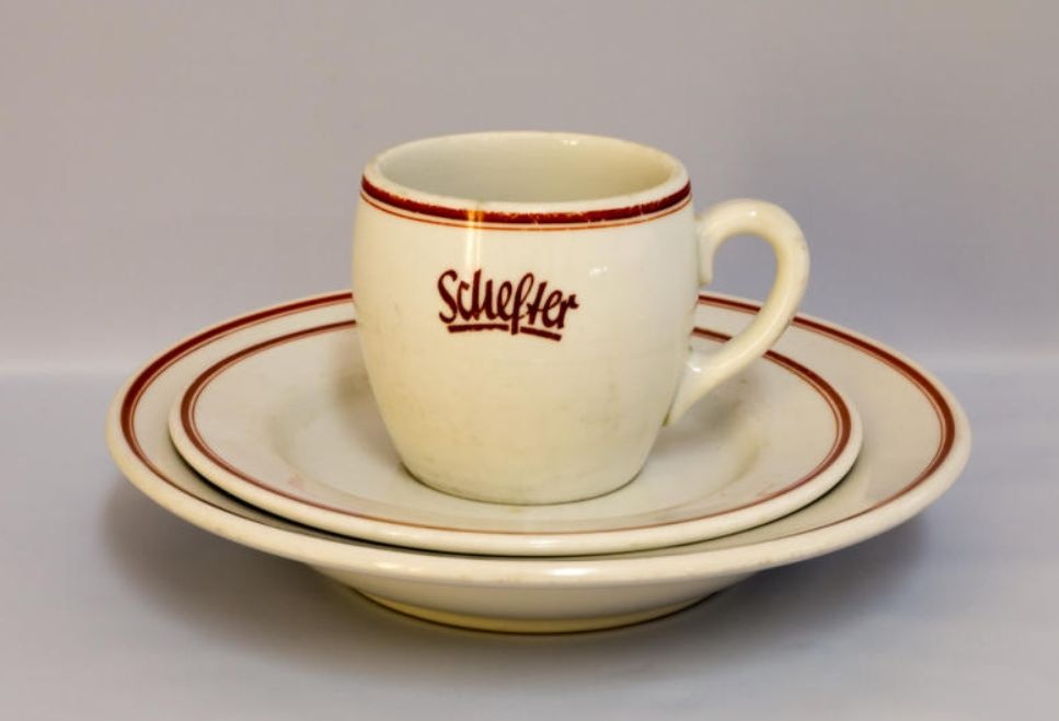 Tasse mit Unterteller und Suppenteller (Kantinengeschirr?) (Schönhengster Heimatmuseum CC BY-NC-SA)