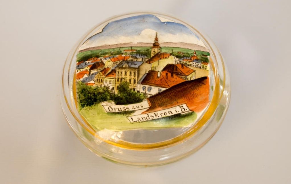 Glasdose "Gruss aus Landskron i. B." (Schönhengster Heimatmuseum CC BY-NC-SA)