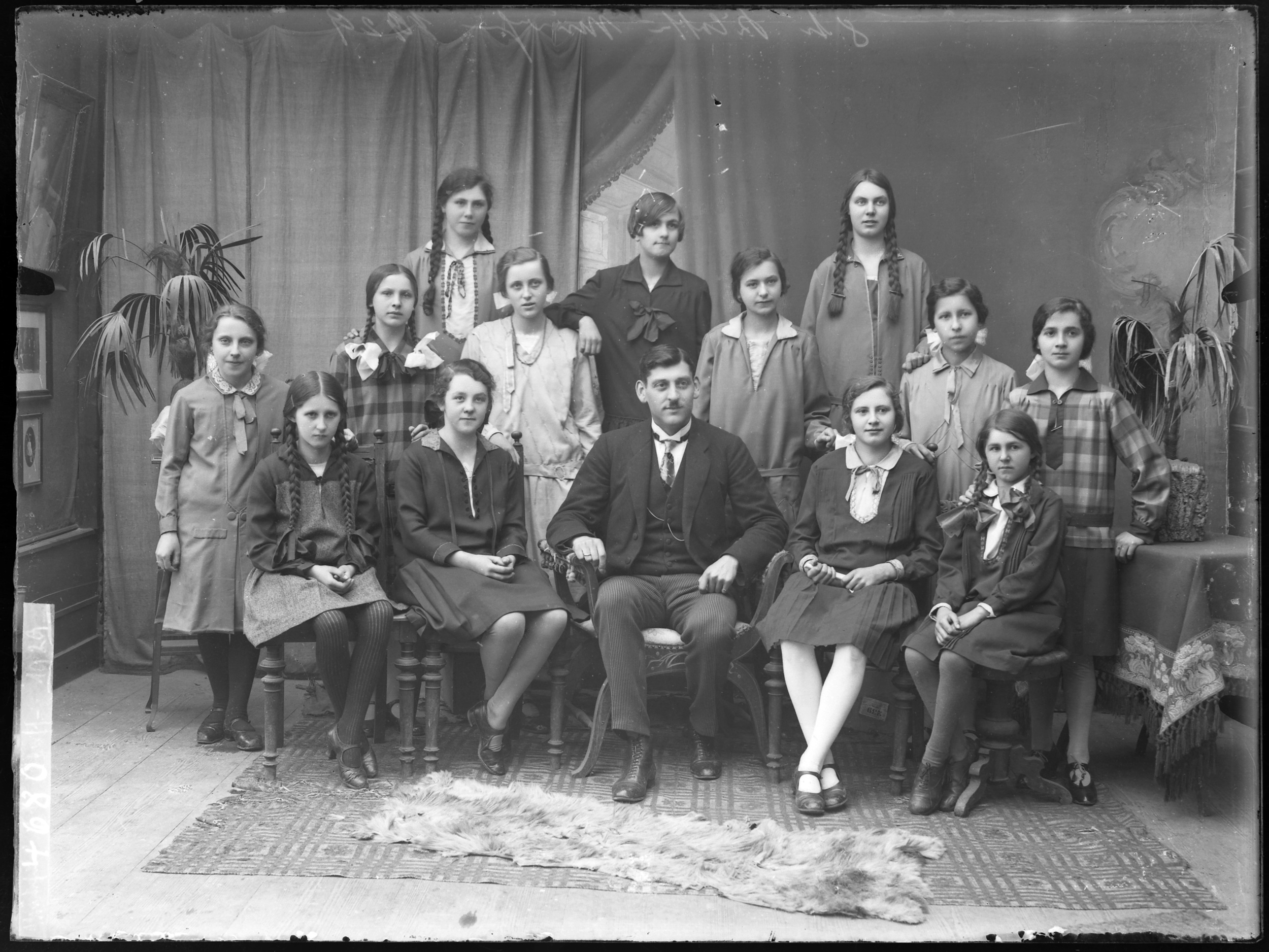 Schulklasse mit Lehrer 1929 (Bezirksmuseum Buchen CC BY-NC-SA)