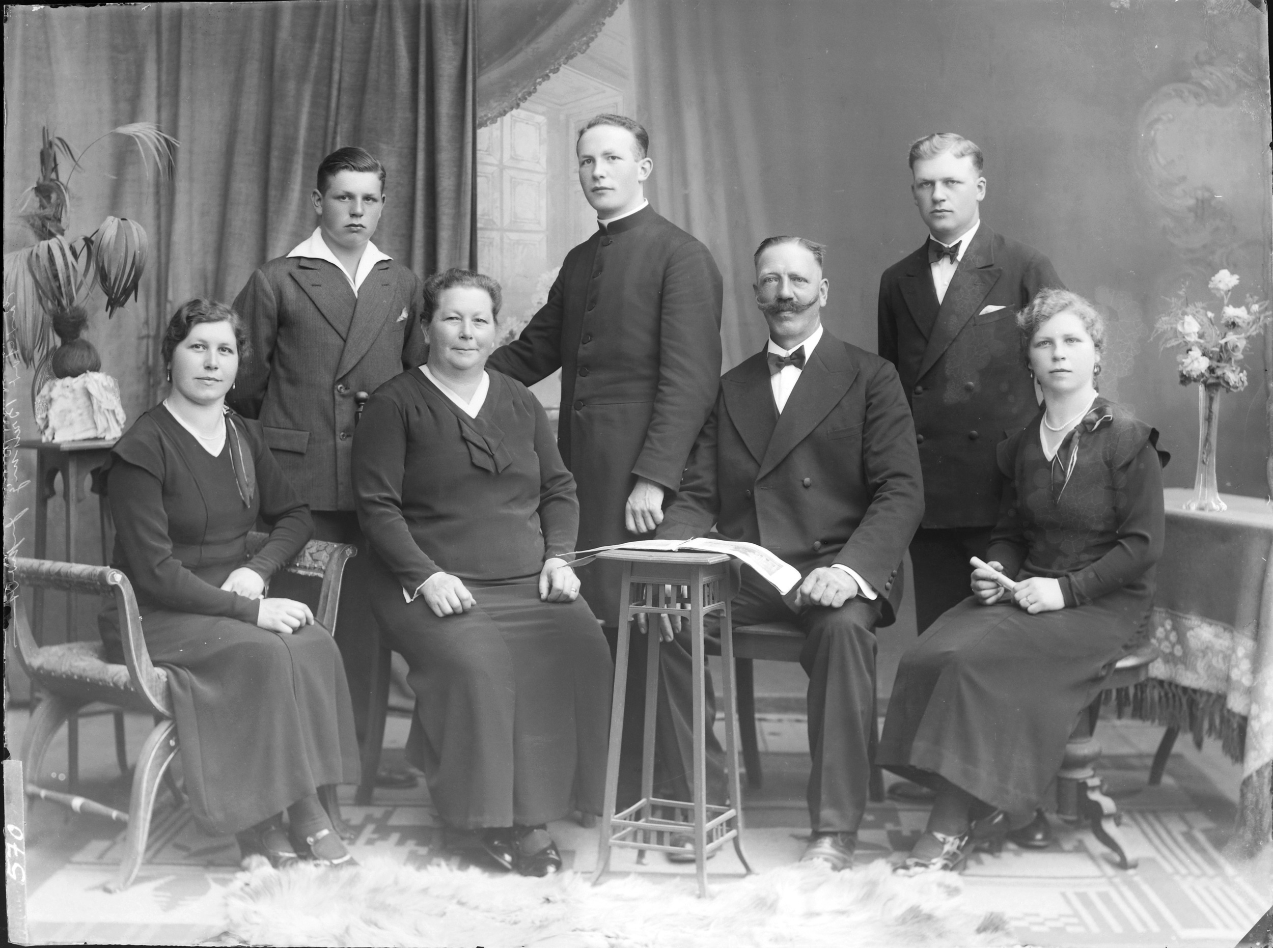 Familienbild Breunig aus Anlass der Primitz von August Breunig (Bezirksmuseum Buchen CC BY-NC-SA)