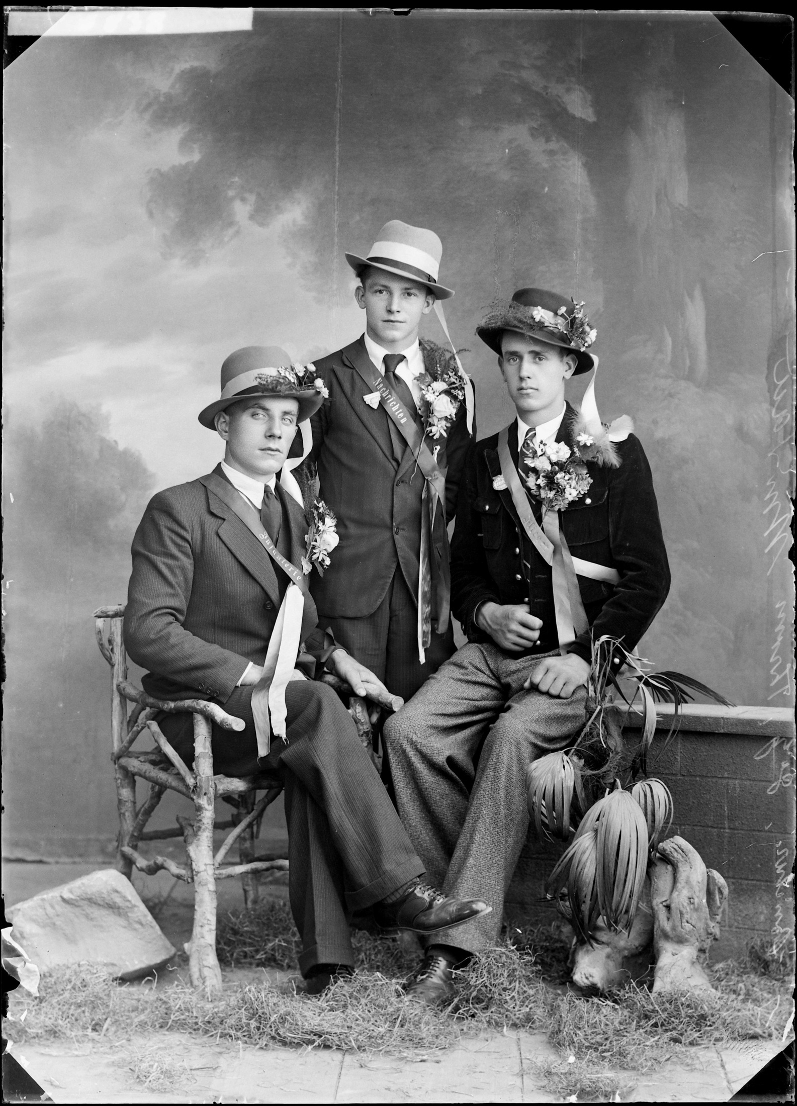 Drei Männer aus Mudau nach der Musterung (Bezirksmuseum Buchen CC BY-NC-SA)