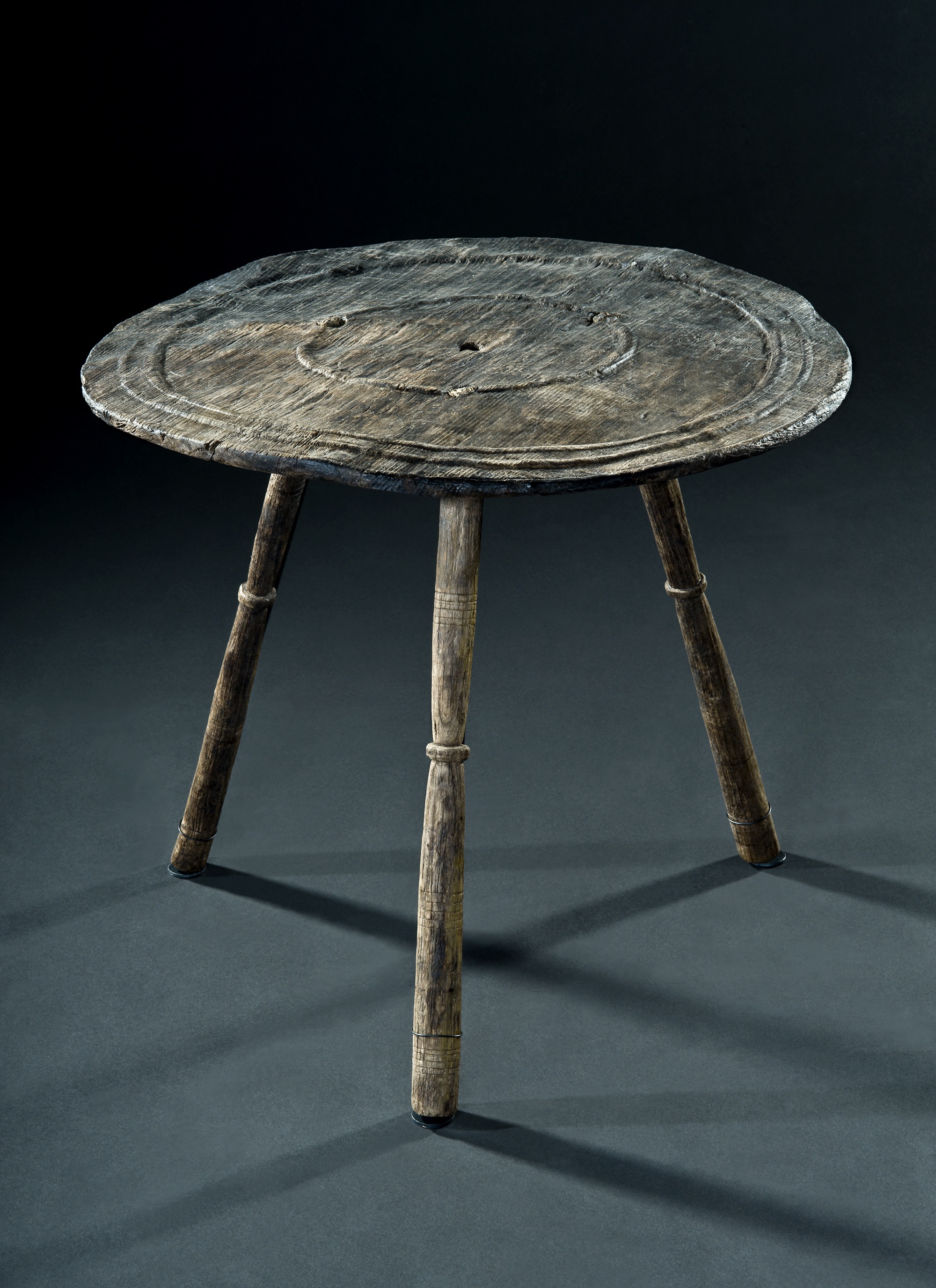 Runder, dreibeiniger Tisch (Archäologisches Landesmuseum Baden Württemberg CC BY-NC-SA)