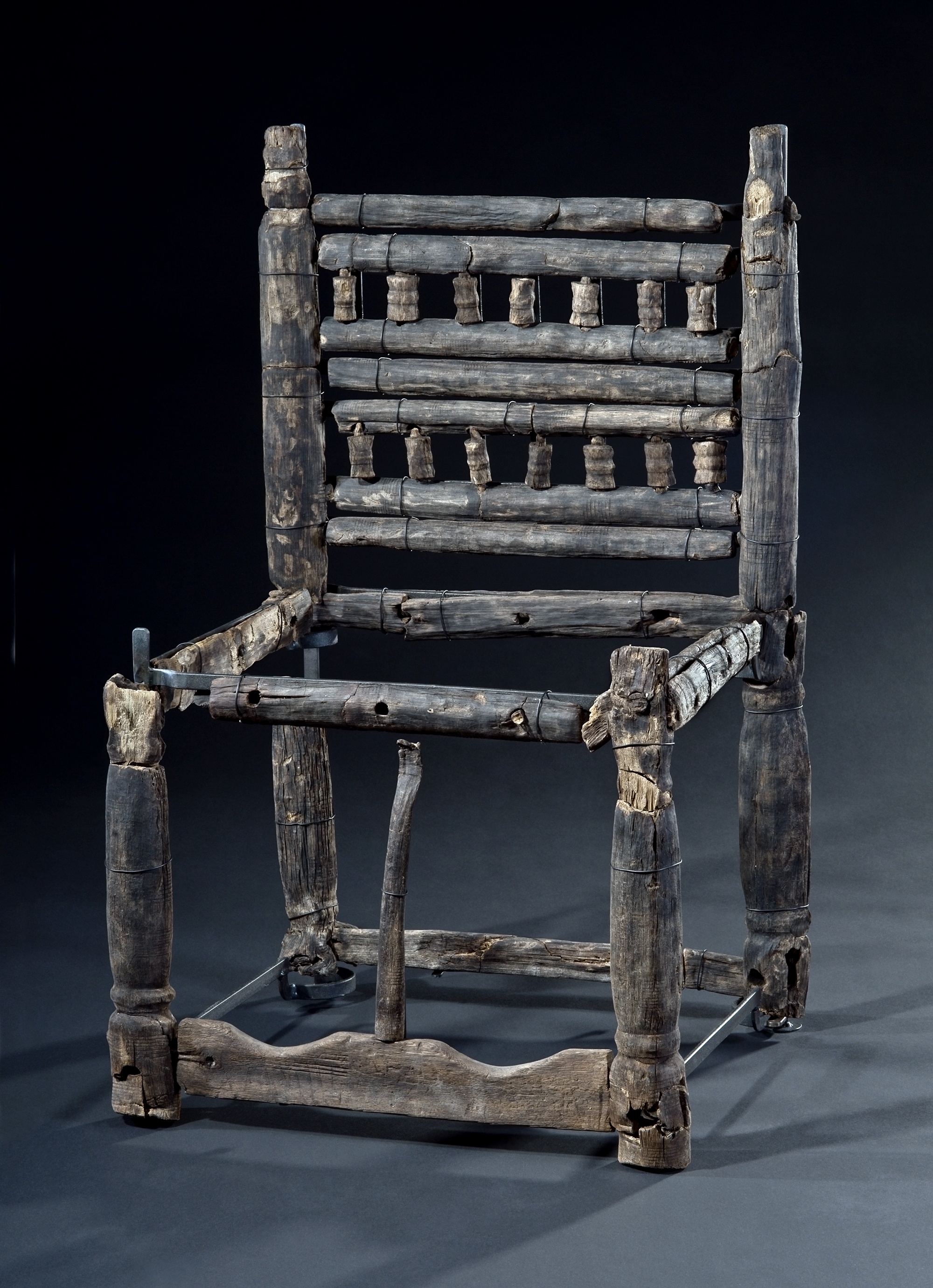 Сохранившийся предмет прошлого. Стул в средневековом стиле. Древний стул. Древние стулья. Стулья средневековья.