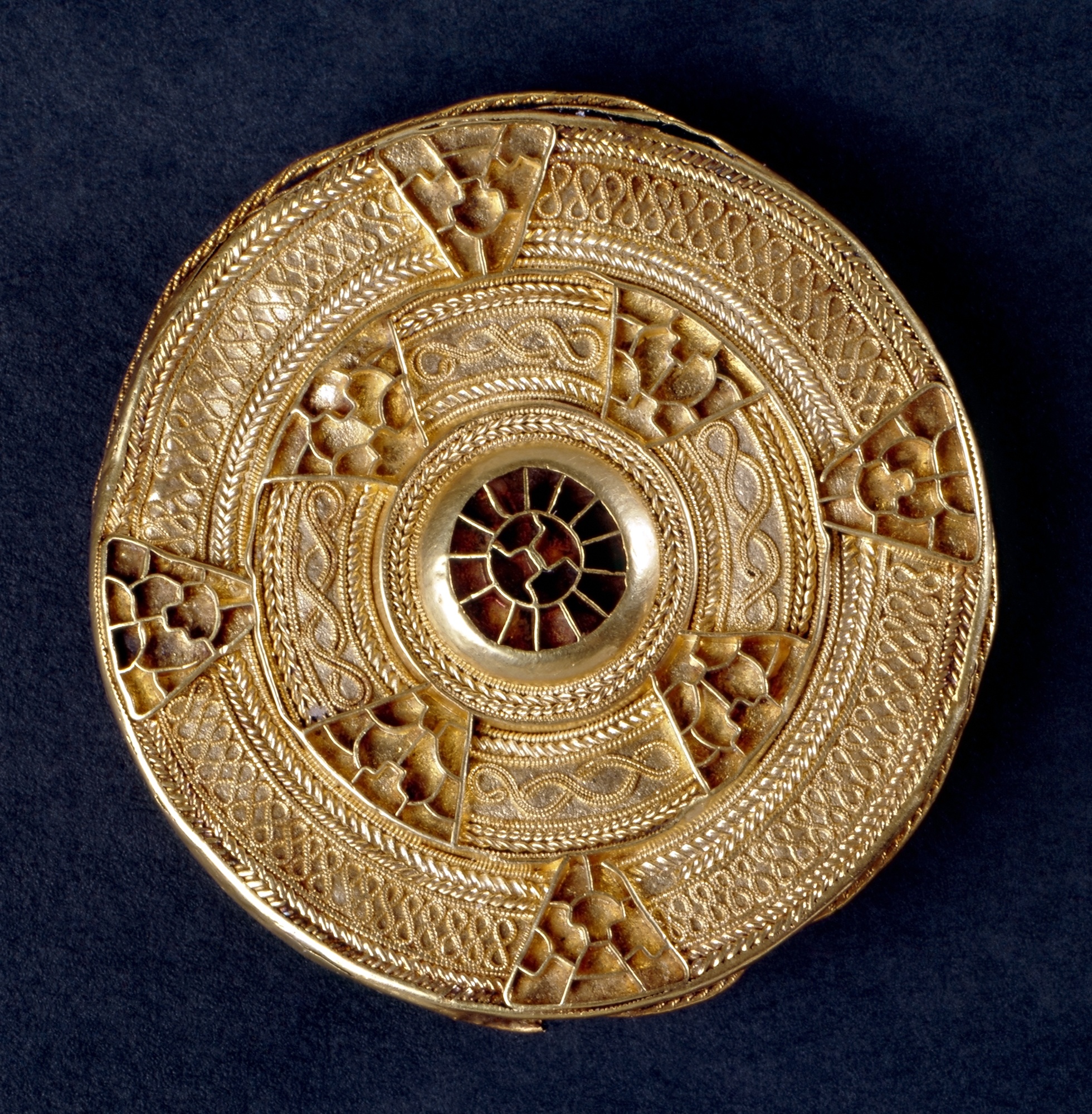 Goldscheibenfibel mit Filigrandrahtauflagen und Zellwerk (Archäologisches Landesmuseum Baden Württemberg CC BY-NC-SA)