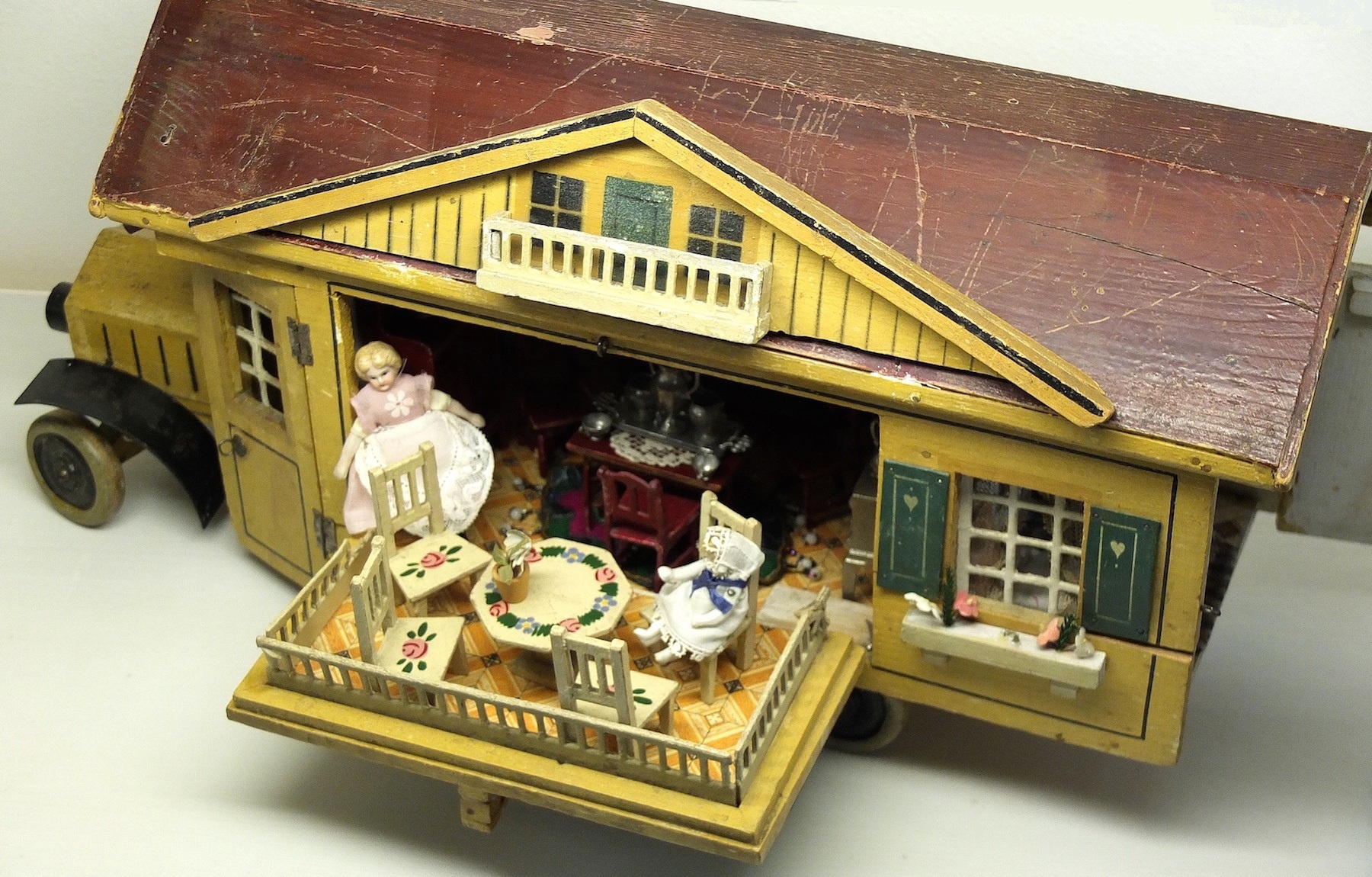 Fahrbares Puppenhaus (Das Kleine Museum - Spielzeug aus zwei Jahrhunderten CC BY)