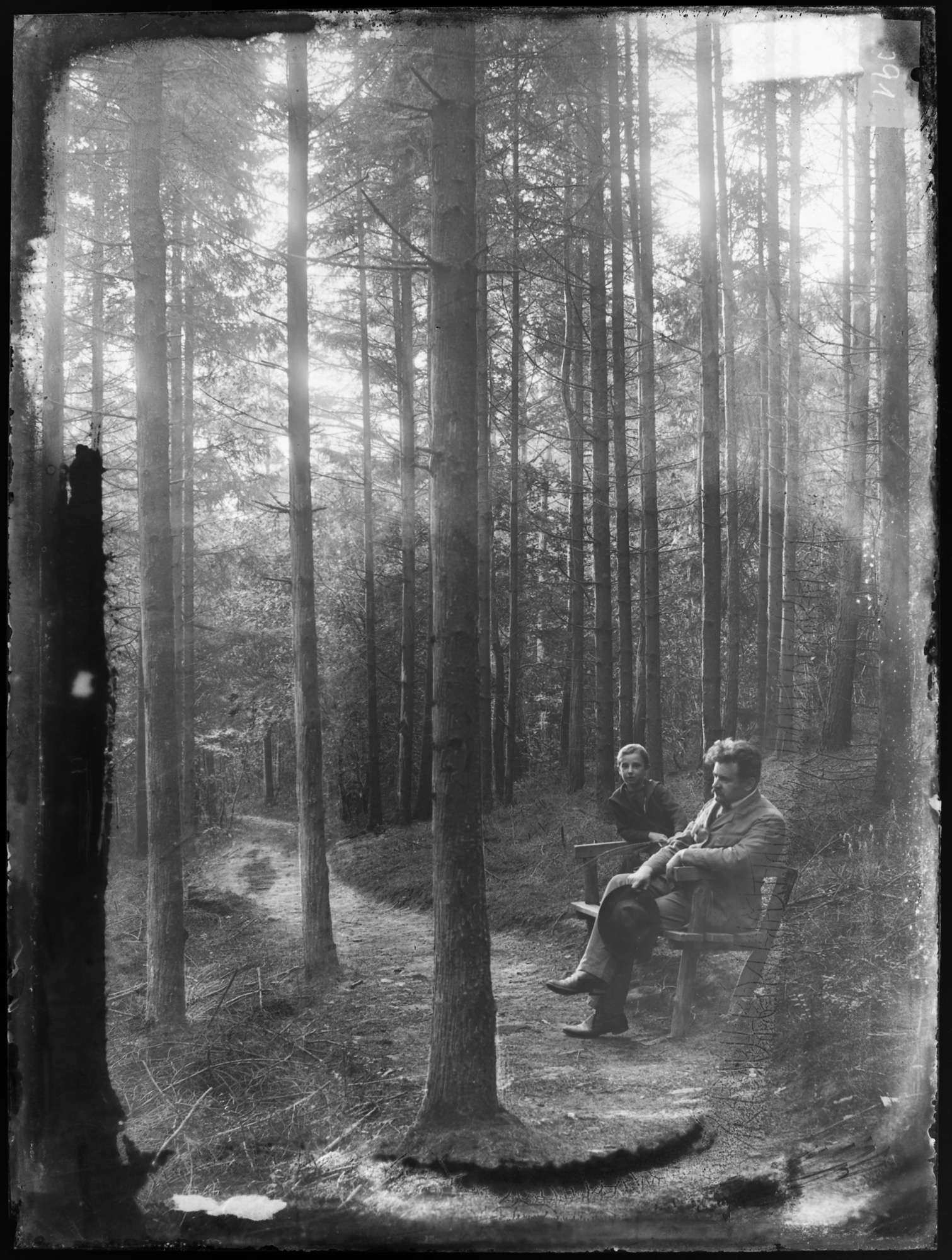 Eugen Emmerich mit Tochter auf einer Waldbank (Bezirksmuseum Buchen CC BY-NC-SA)