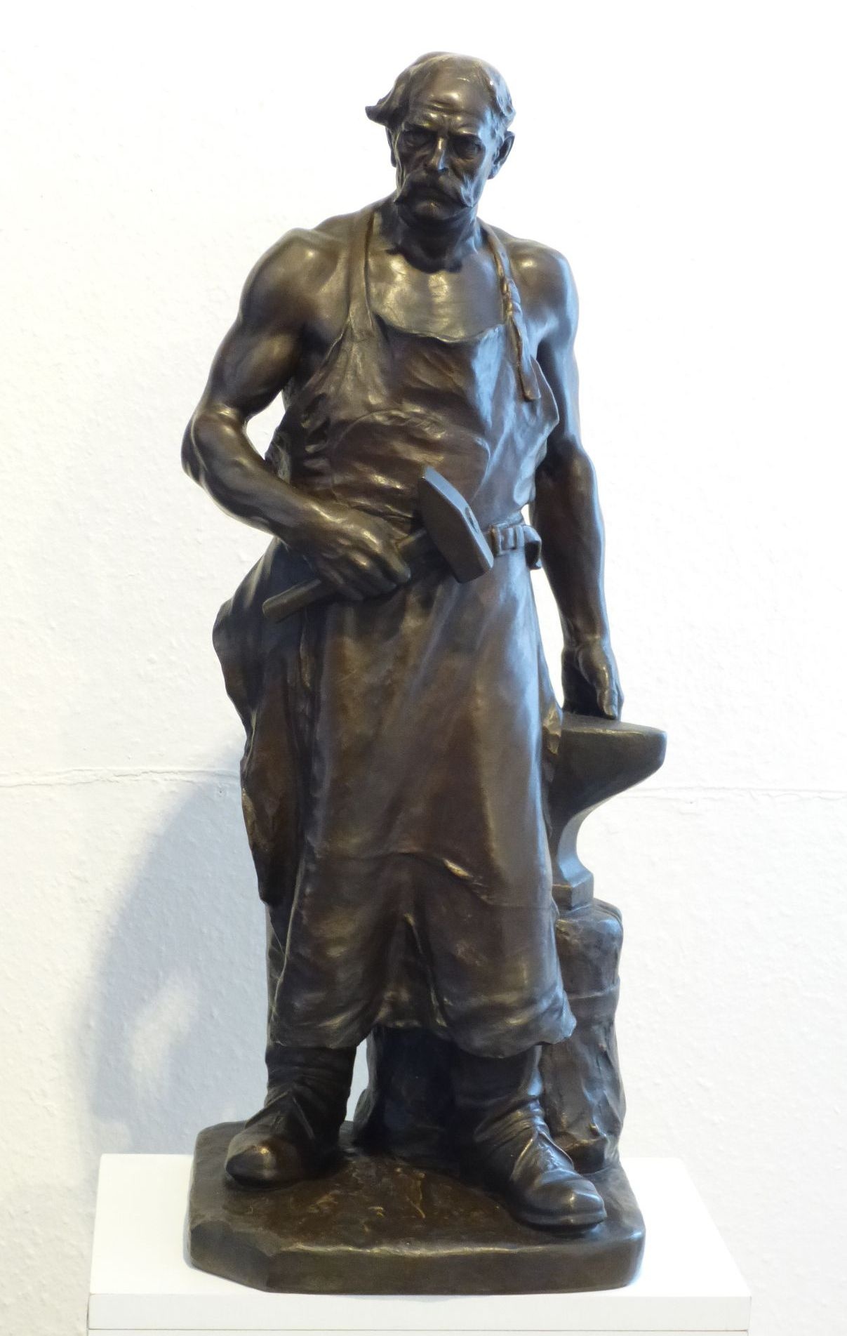 Statuette eines Schmiedes (Gamburger Buscher-Museum CC BY-NC-SA)
