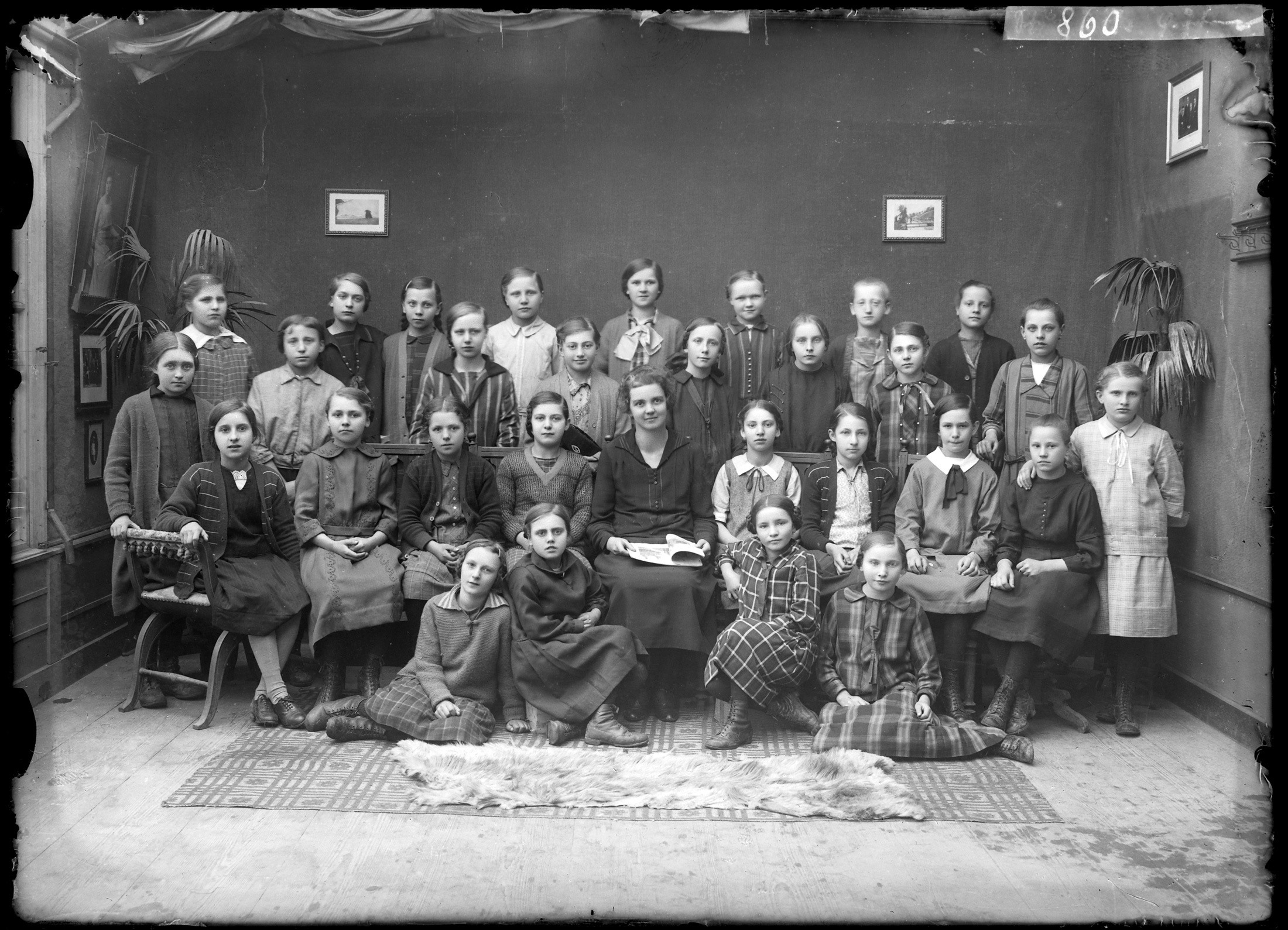 Schulklasse mit Lehrer (Bezirksmuseum Buchen CC BY-NC-SA)