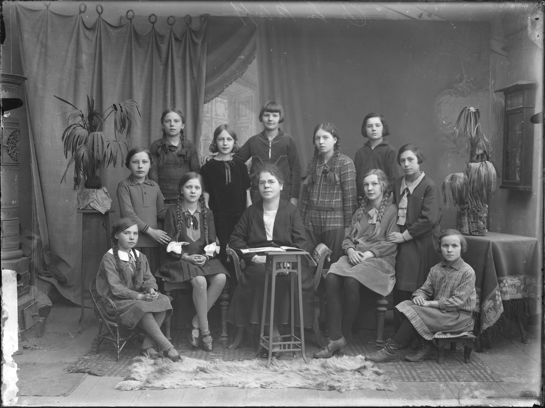 Mädchenklasse mit Lehrerin (Bezirksmuseum Buchen CC BY-NC-SA)