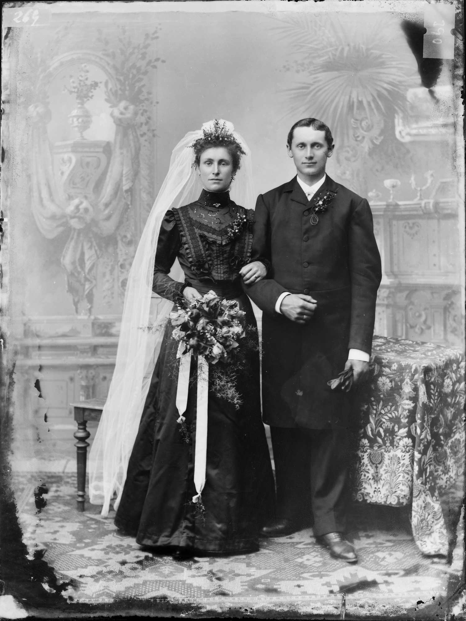 Brautpaar im Atelier (Bezirksmuseum Buchen CC BY-NC-SA)