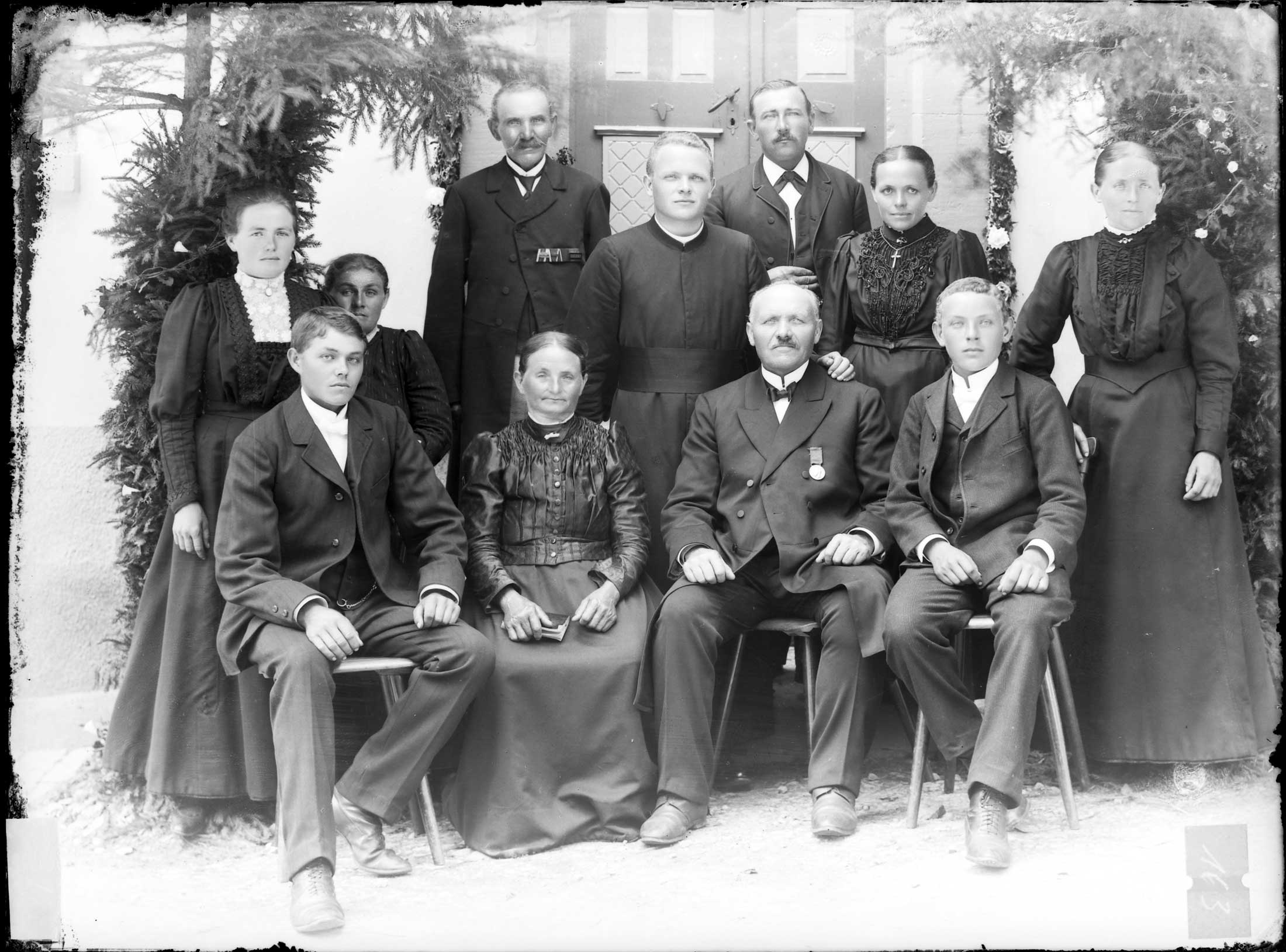Neupriester Ehmann mit Familie 1910 (Bezirksmuseum Buchen CC BY-NC-SA)