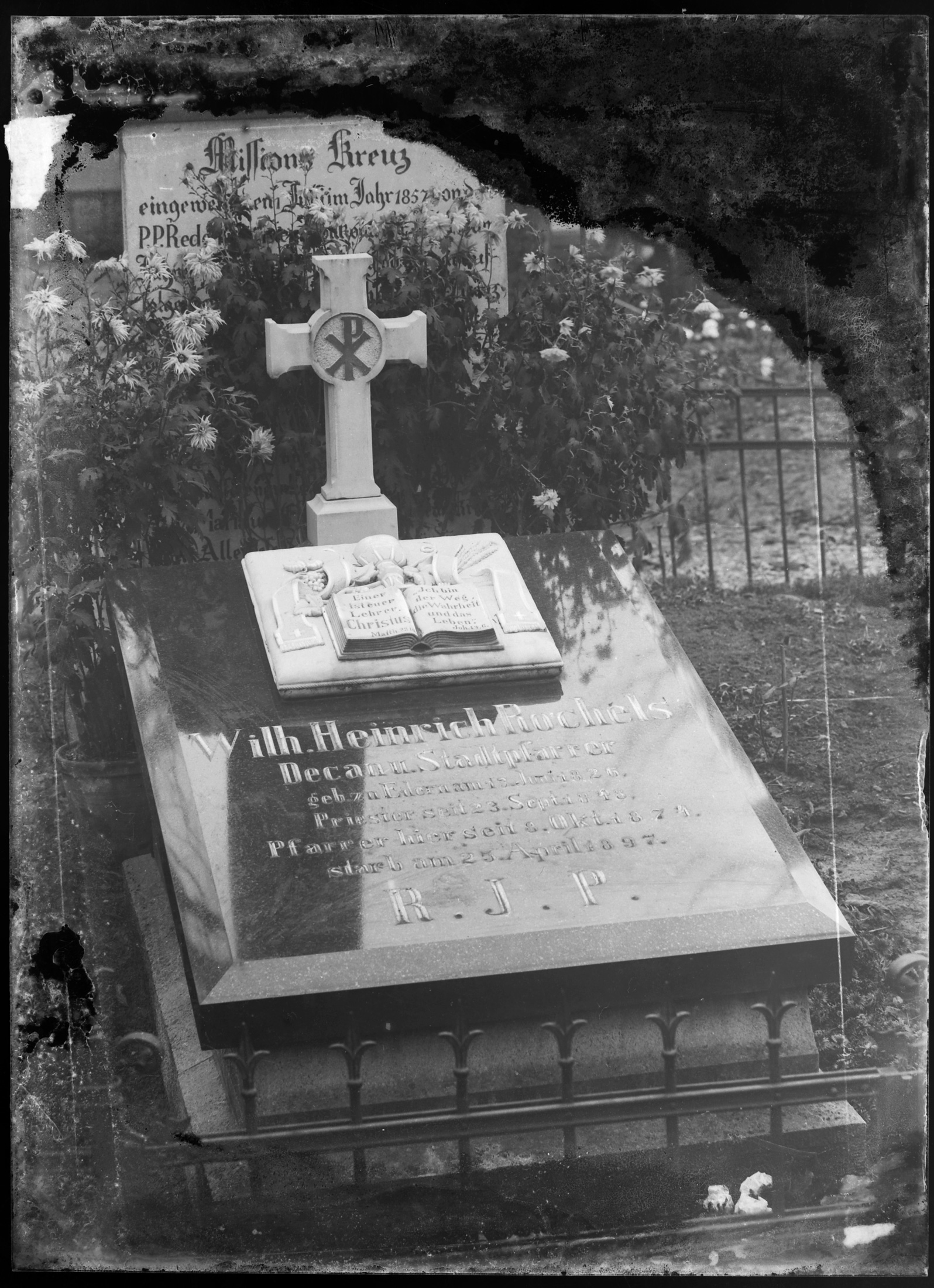 Grabmal von Pfarrer Wilhelm Heinrich Rochels auf dem Friedhof vom Buchen (Bezirksmuseum Buchen CC BY-NC-SA)