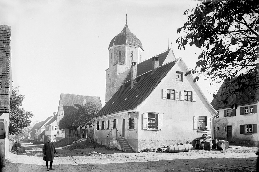 Jungingen (Ulm) - Partie mit evangelischer Kirche (Haus der Geschichte Baden-Württemberg / Sammlung Gebrüder Metz CC BY-SA)
