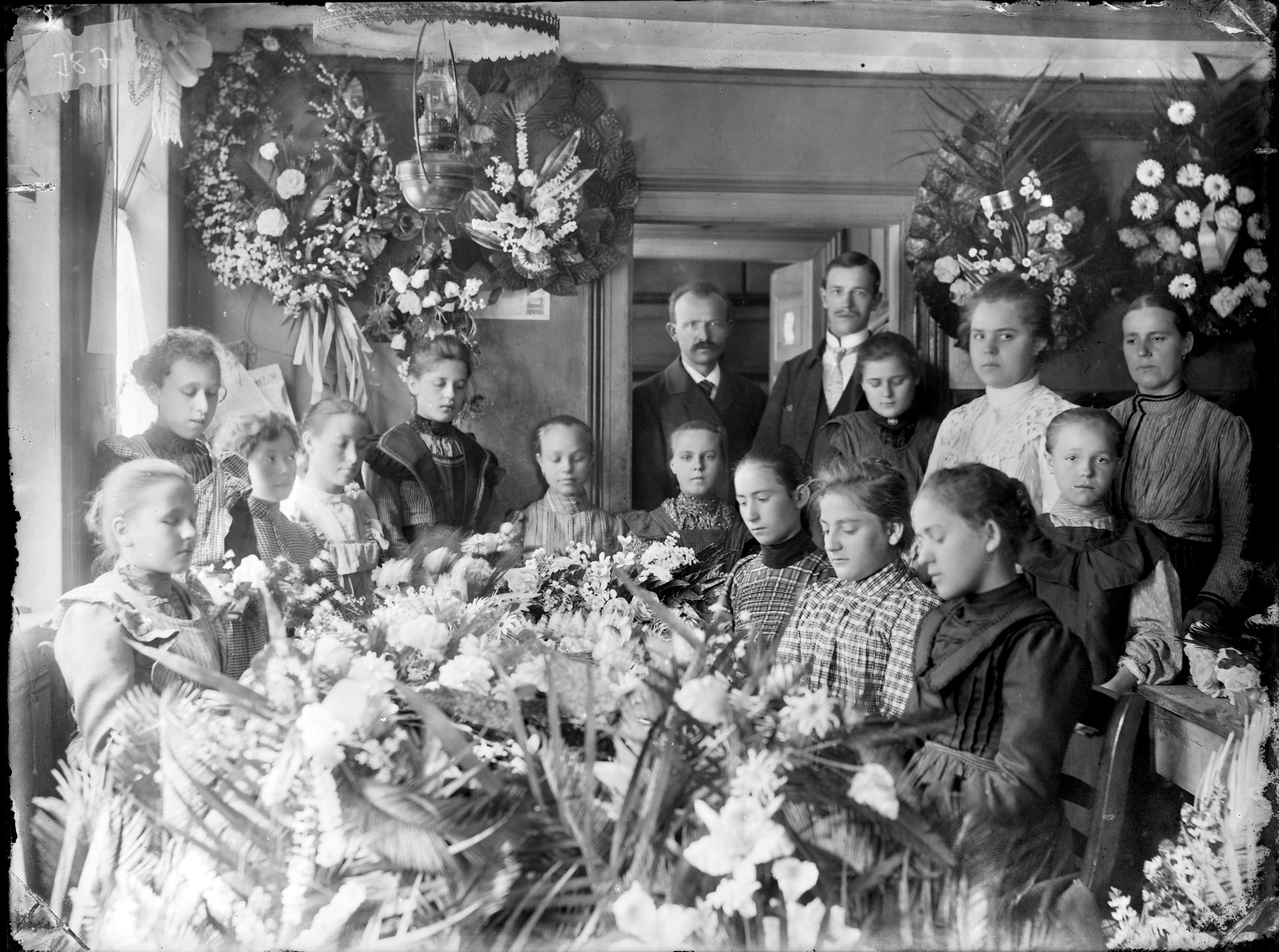 Arbeiterinnen der Blumenfabrik Heinrich Kast in Walldürn (Bezirksmuseum Buchen CC BY-NC-SA)