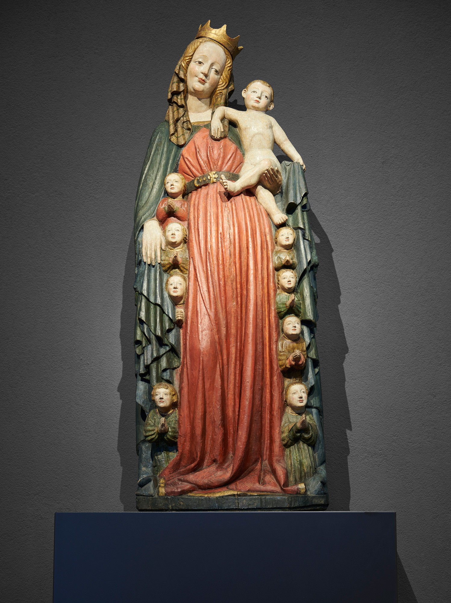 Skulptur: Schutzmantelmadonna (Dominikanermuseum Rottweil CC BY-NC-SA)