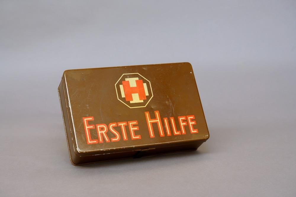 Auto-Verbandkasten "Erste Hilfe" (Heimatmuseum Reutlingen CC BY-NC-SA)