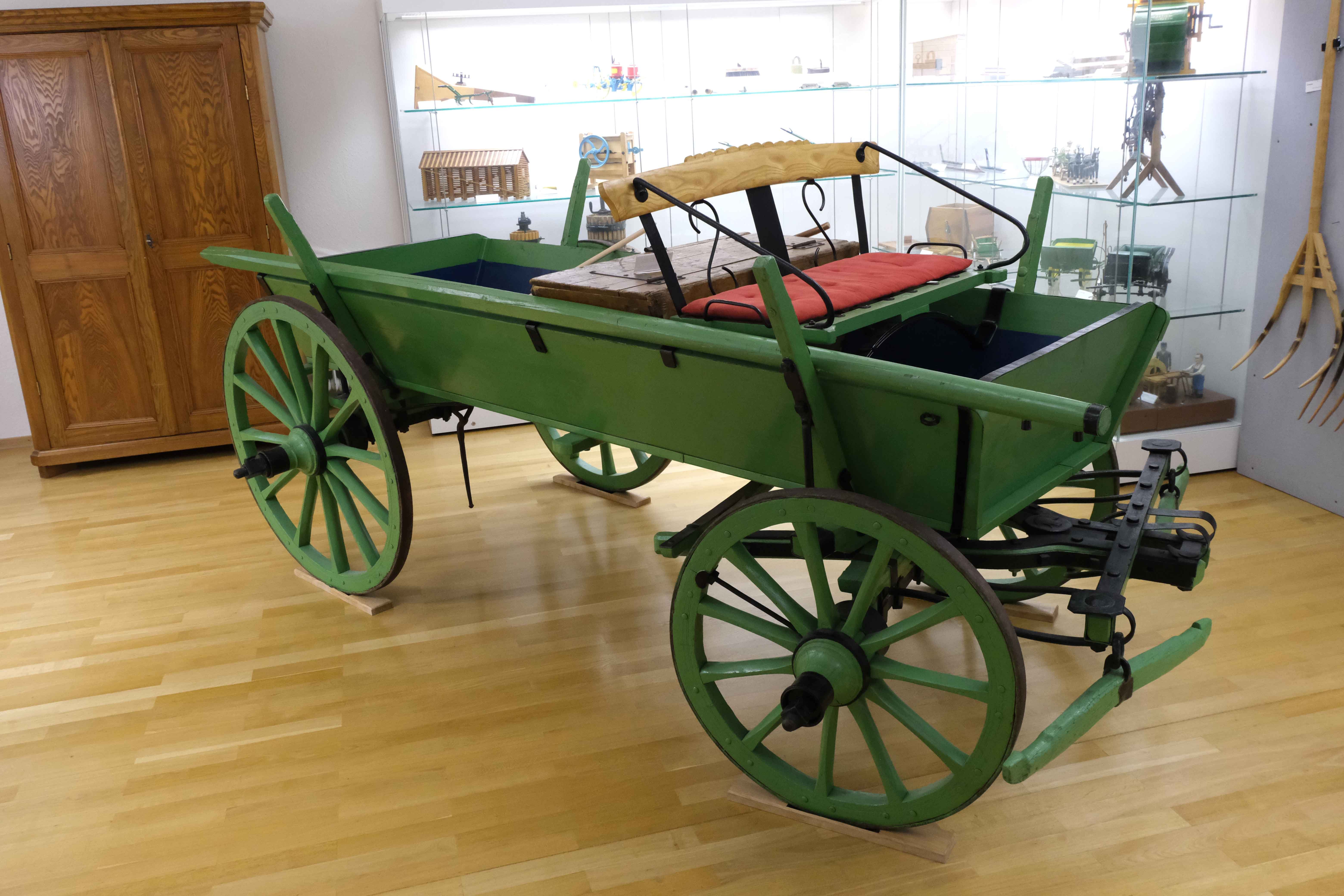 Bessarabischer Trogwagen mit Federsitz (Heimatmuseum der Bessarabien- und Dobrudschadeutschen CC BY-NC-SA)