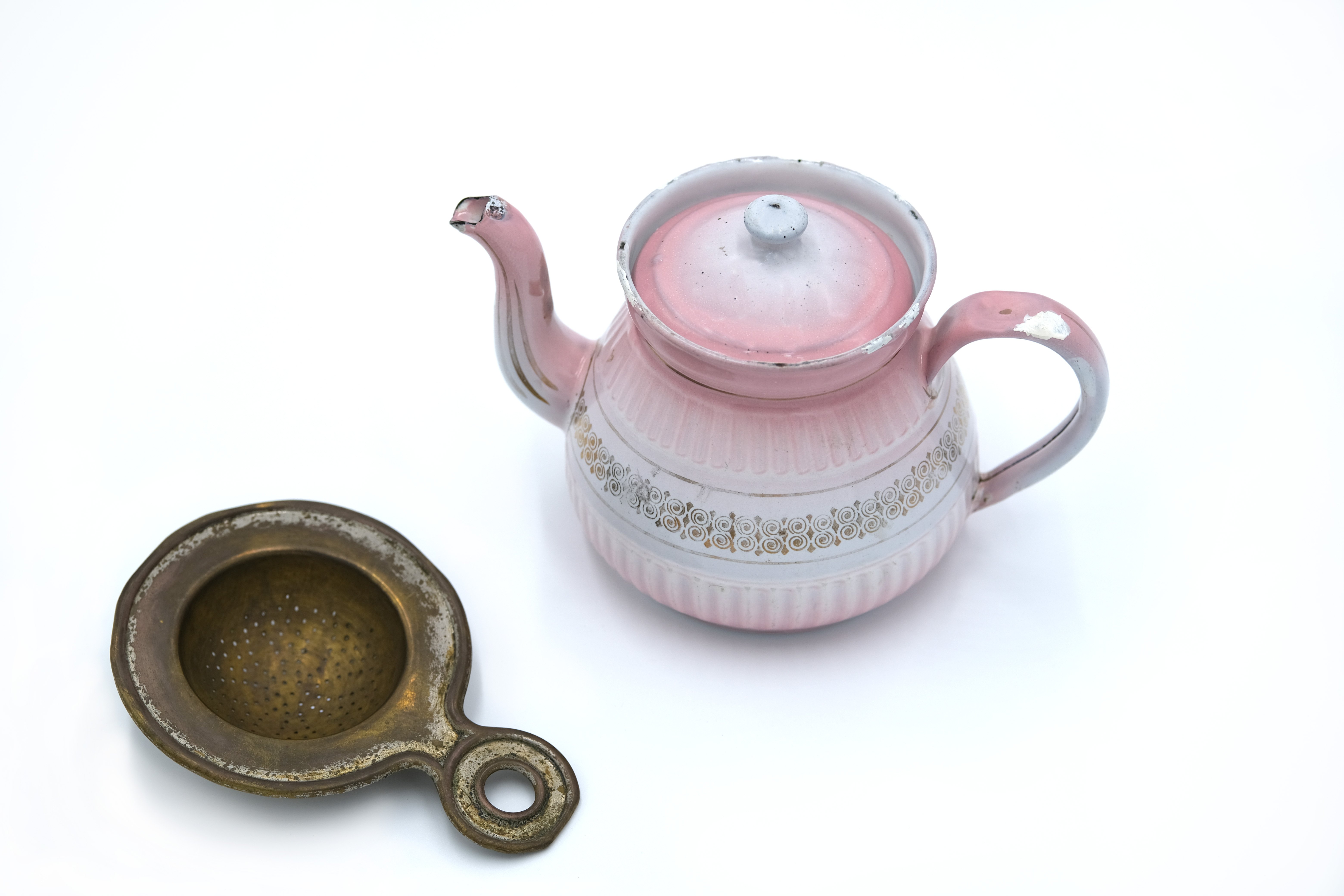 Teekännchen mit Teesieb aus Kobadin (Heimatmuseum der Bessarabien- und Dobrudschadeutschen CC BY-NC-SA)