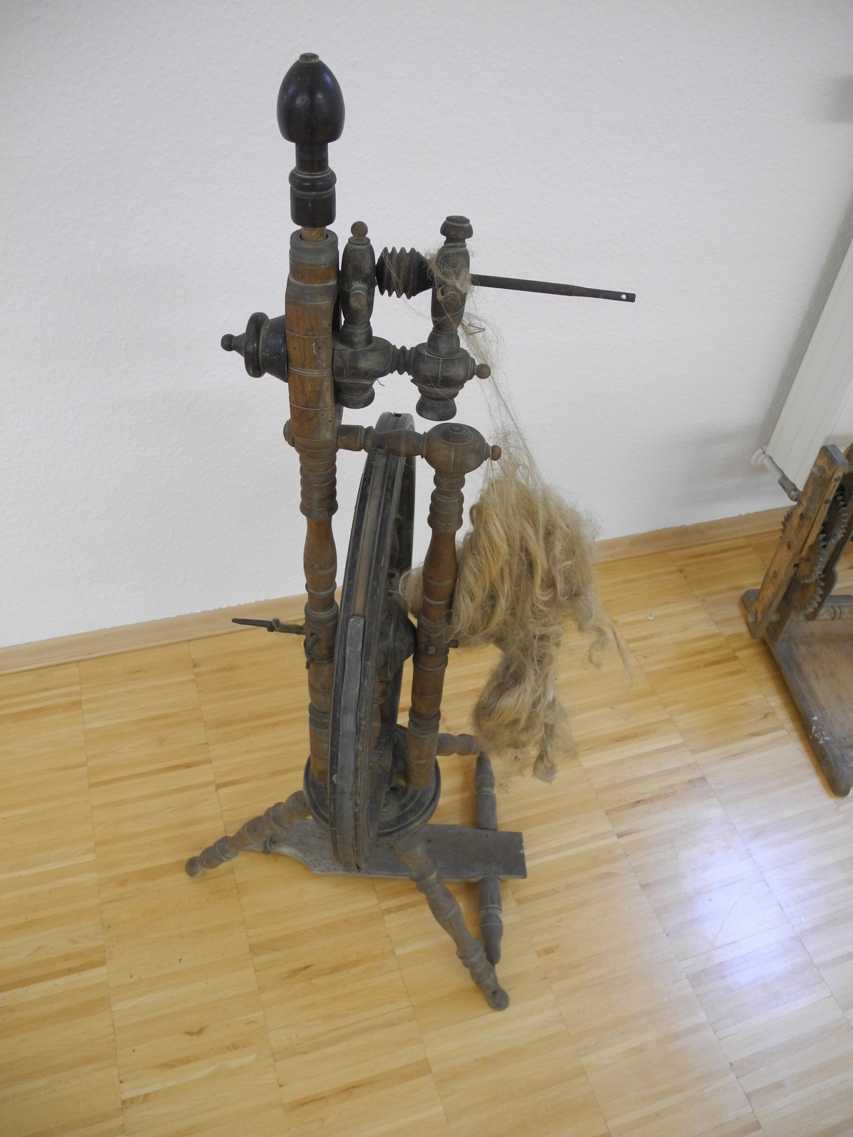 Spinnrad zur Verarbeitung von Flachs (Leinen) (Heimatmuseum Aichstetten CC BY-NC-SA)