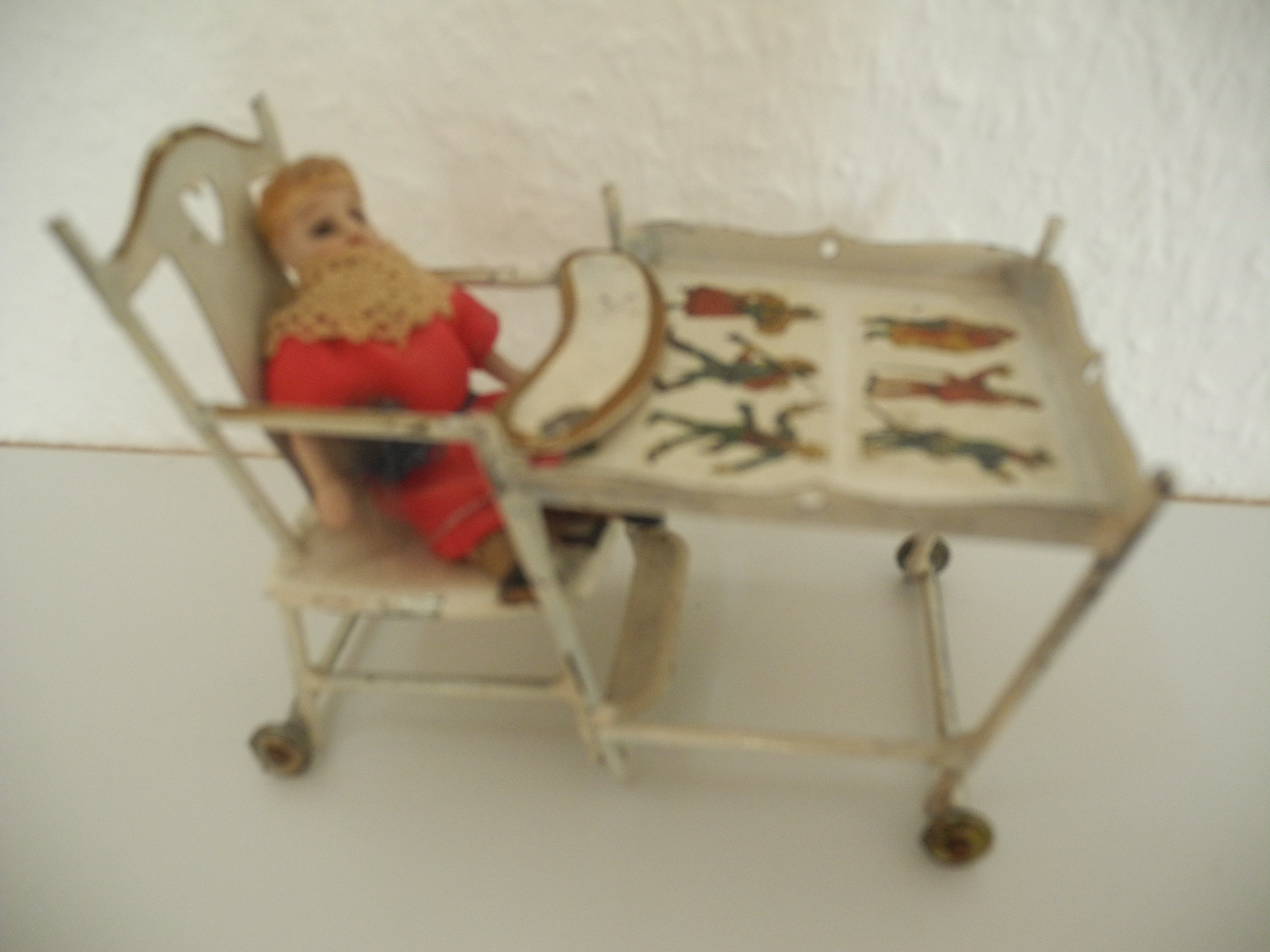 Hochstuhl für Puppenstube zum Spielen (Heimatmuseum Aichstetten CC BY-NC-SA)