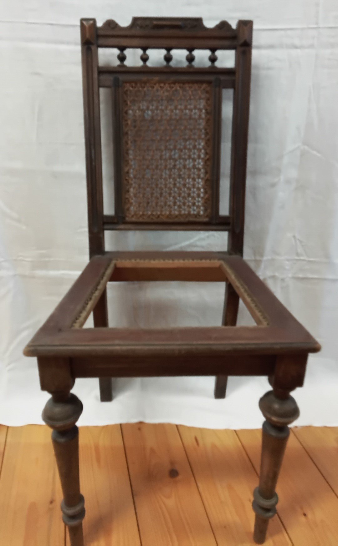 Stuhl mit gedrechselten Füßen (Heimatmuseum Aichstetten CC BY-NC-SA)