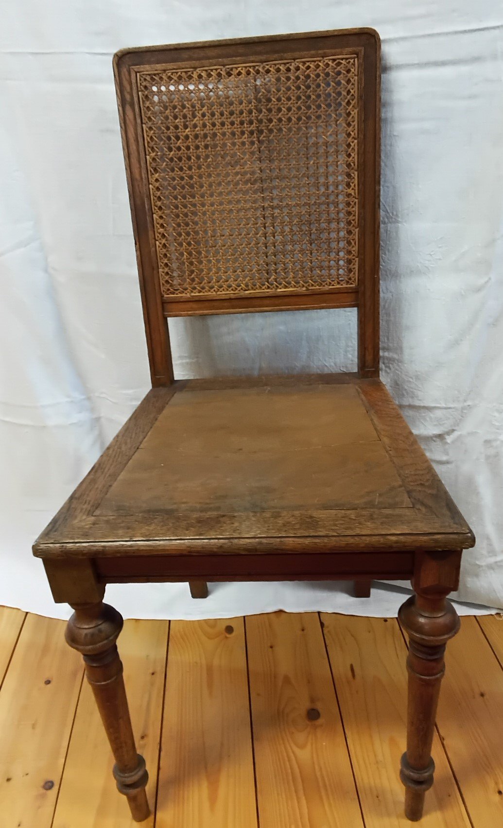Stuhl mit Rattan Lehne (Heimatmuseum Aichstetten CC BY-NC-SA)