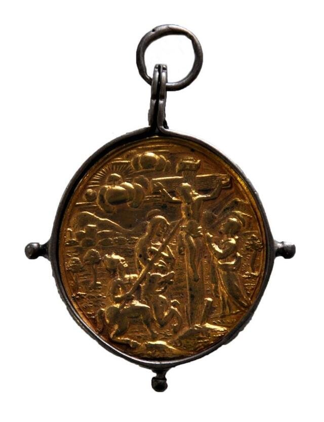 Religiöse Medaille als Anhänger: Kreuzigung (VS); Schlange am Kreuz (RS) (Museum und Galerie im Prediger CC BY-NC-SA)