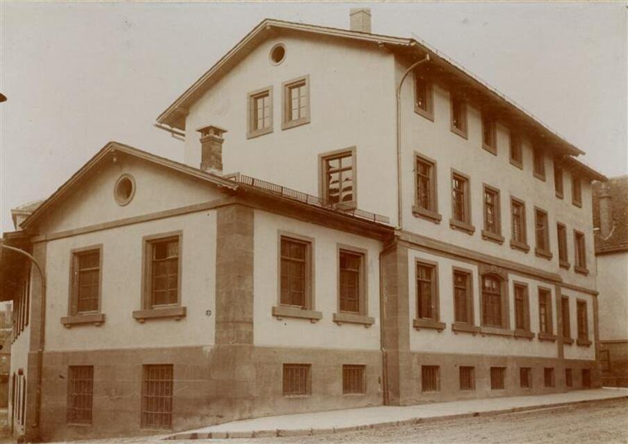 Schwäbisch Gmünd: Das Fabrikgebäude der Firma Erhard & Söhne in der Bocksgasse (Museum und Galerie im Prediger CC BY-NC-SA)