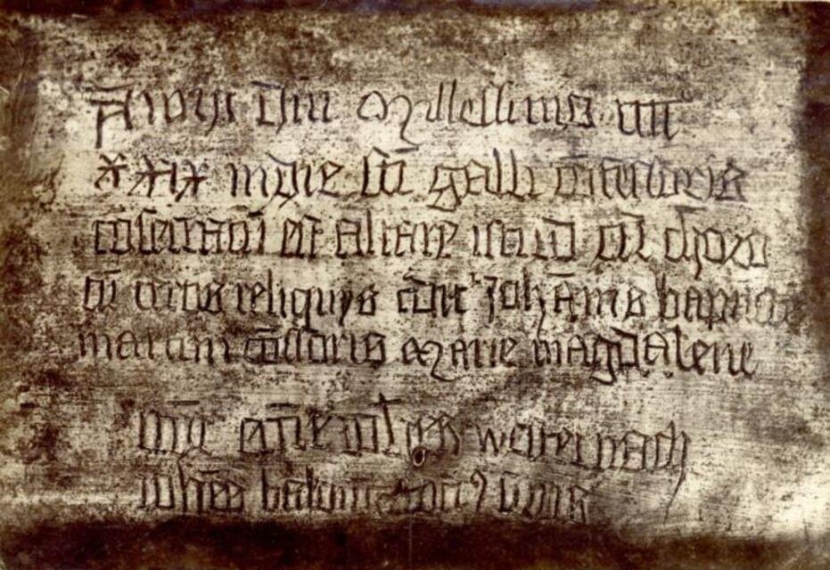 Inschrift auf dem Deckel einer zinnernden Reliquienkapsel aus der Johanniskirche in Schwäbisch Gmünd (Museum und Galerie im Prediger CC BY-NC-SA)