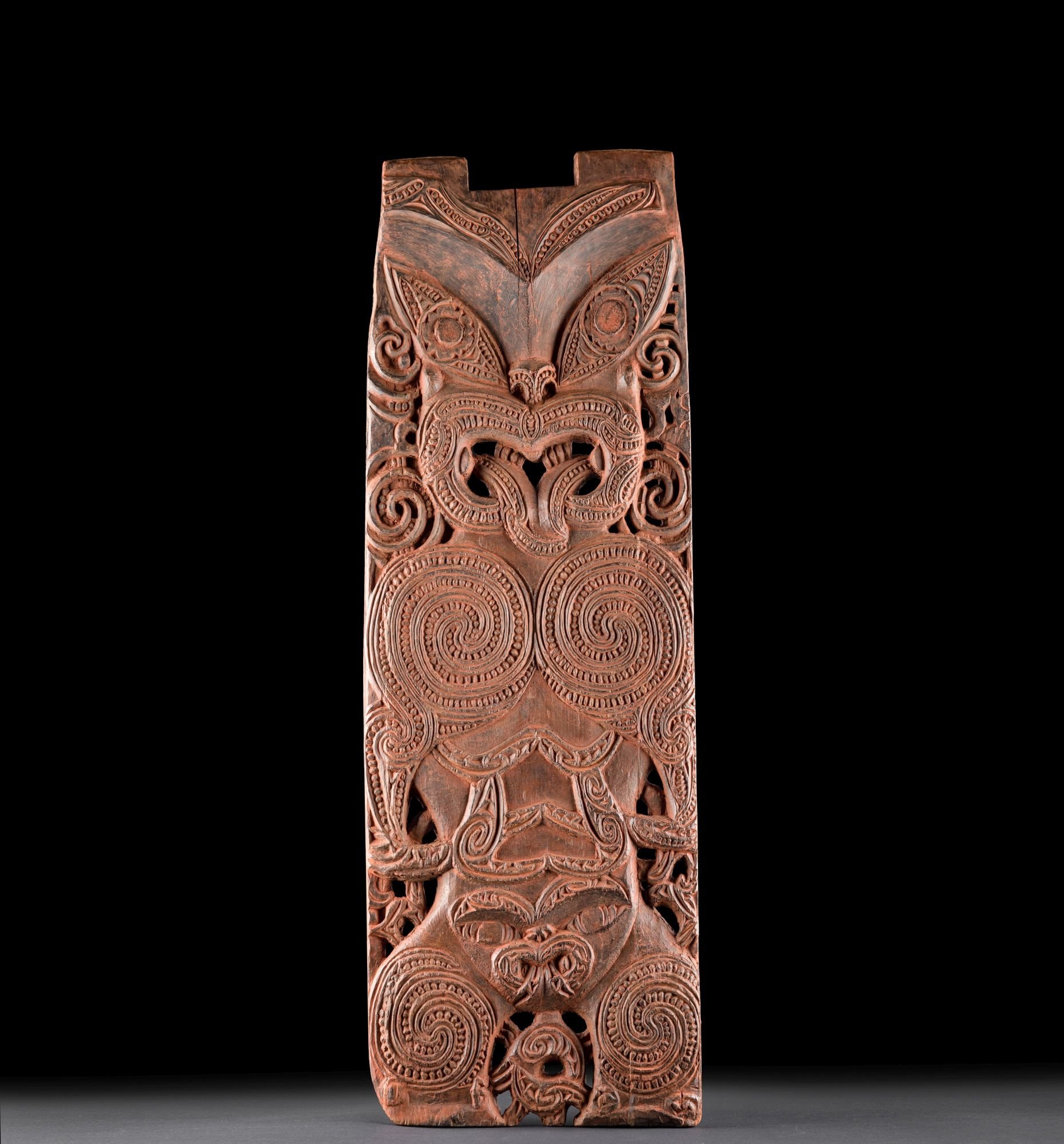 Paneel mit einer Ahnendarstellung aus dem Haus einer Vornehmen Person der Maoris (Museum Alte Kulturen | Schloss Hohentübingen CC BY-NC-SA)