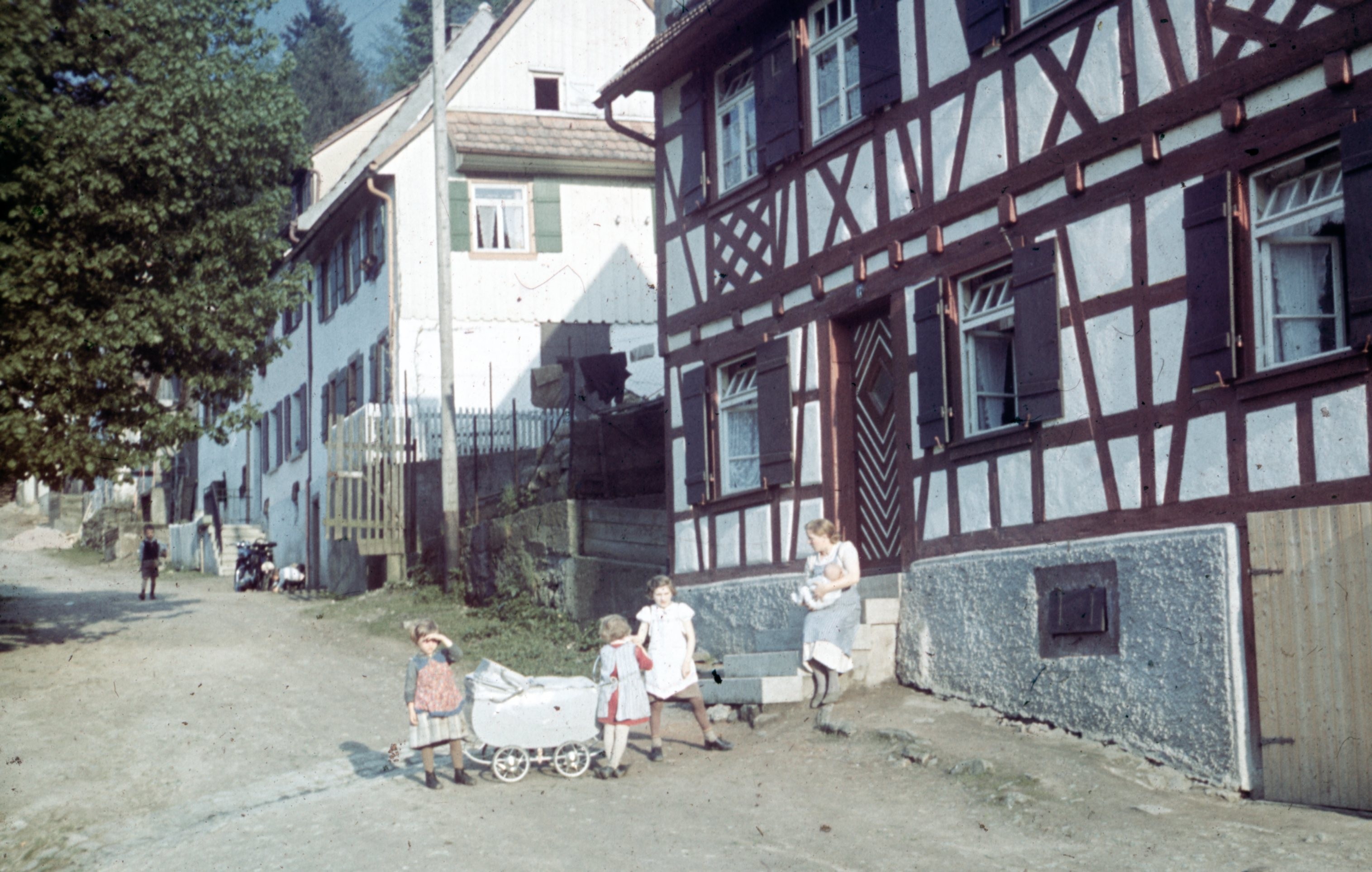 Familienszene auf der Schloßbergstraße (Stadtarchiv Schiltach CC BY-NC-ND)