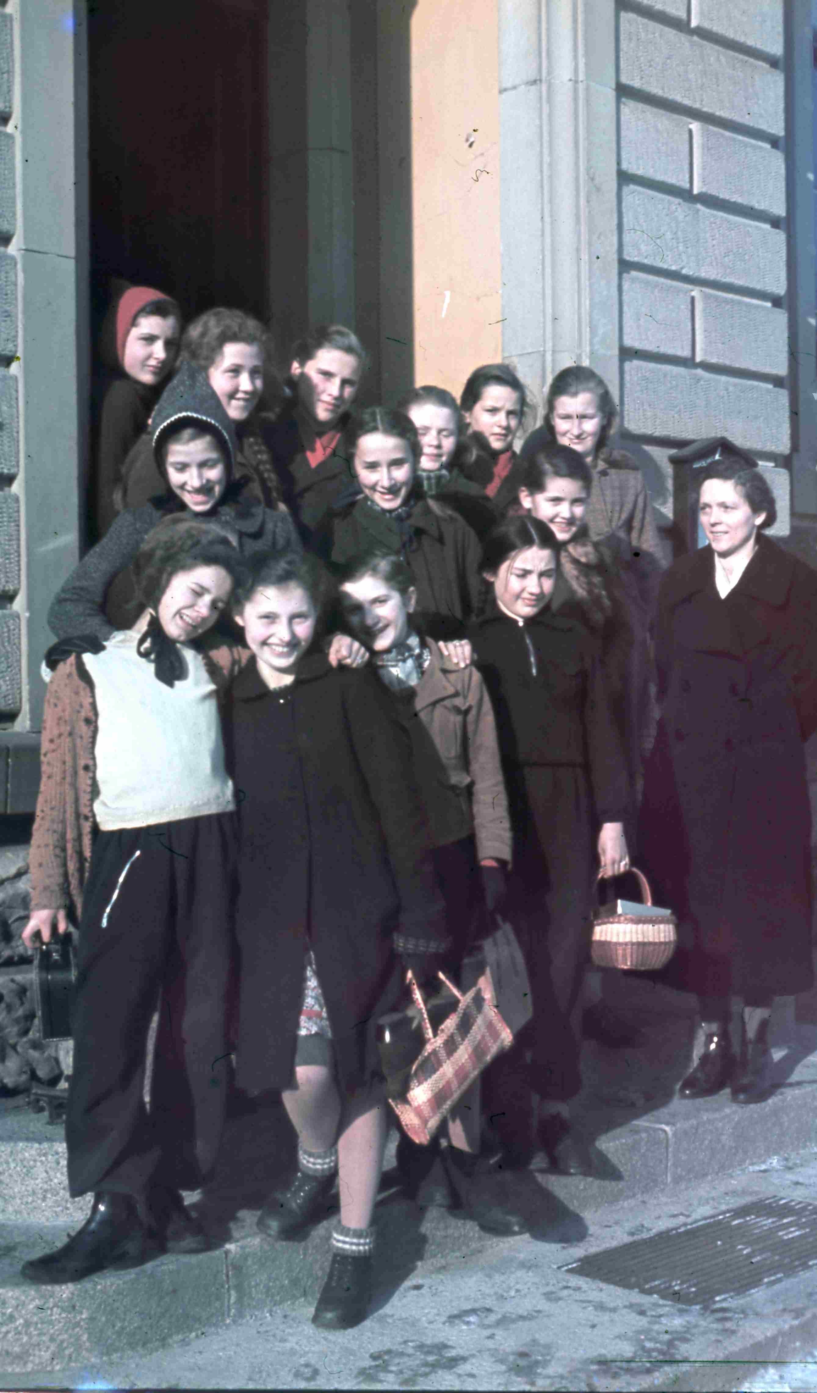 Schülerinnen mit ihrer Lehrerin vor der Volksschule Schiltach (Museum am Markt Schiltach CC BY-NC-SA)