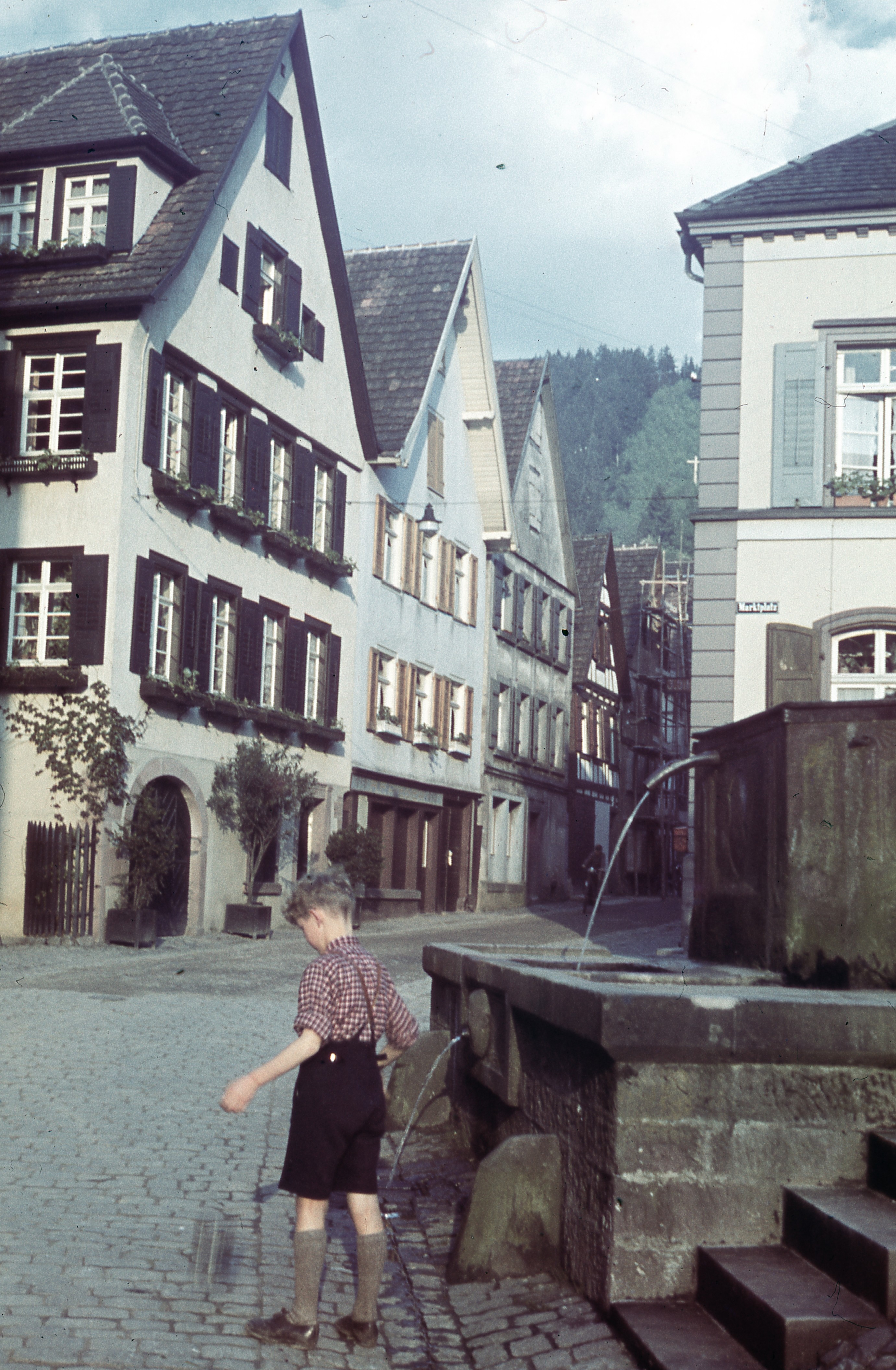 Spielendes Kind am Stadtbrunnen (Stadt Schiltach CC BY-NC-ND)