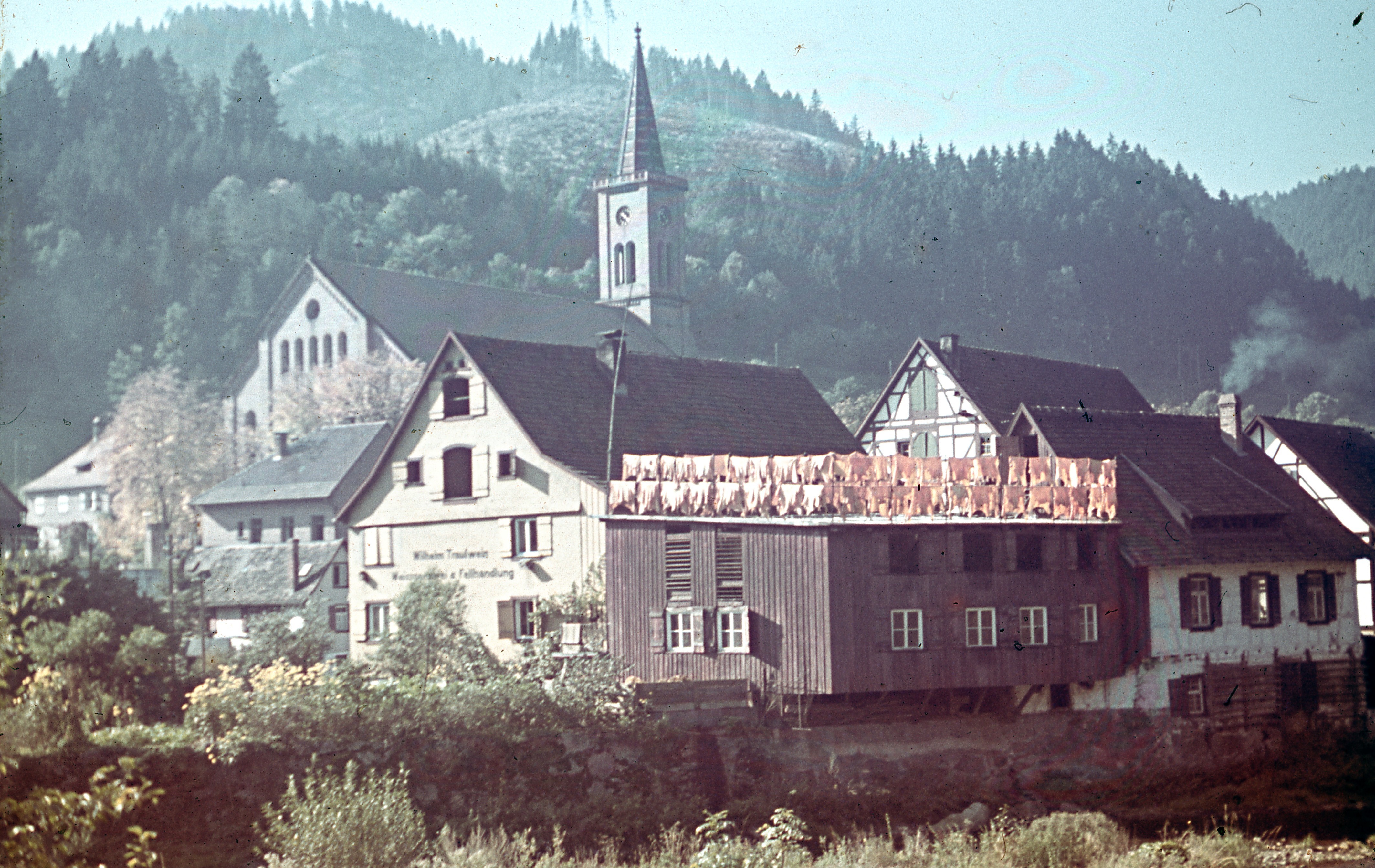 Der Schleifengrün über die Kinzig betrachtet (Stadt Schiltach CC BY-NC-ND)